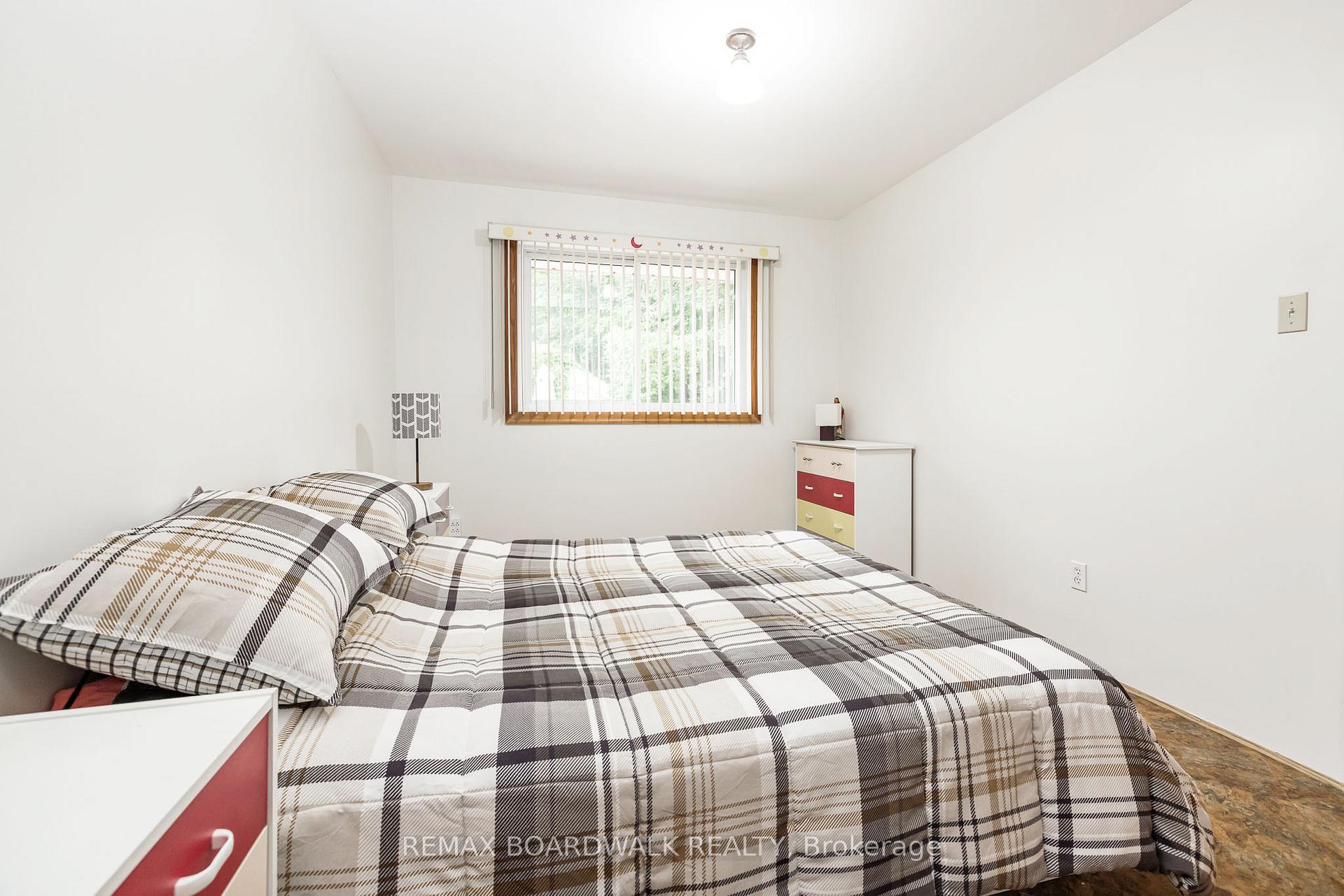 Photo 8 of 477 Edgeworth Avenue, Ottawa, Woodroffe — HOMEH