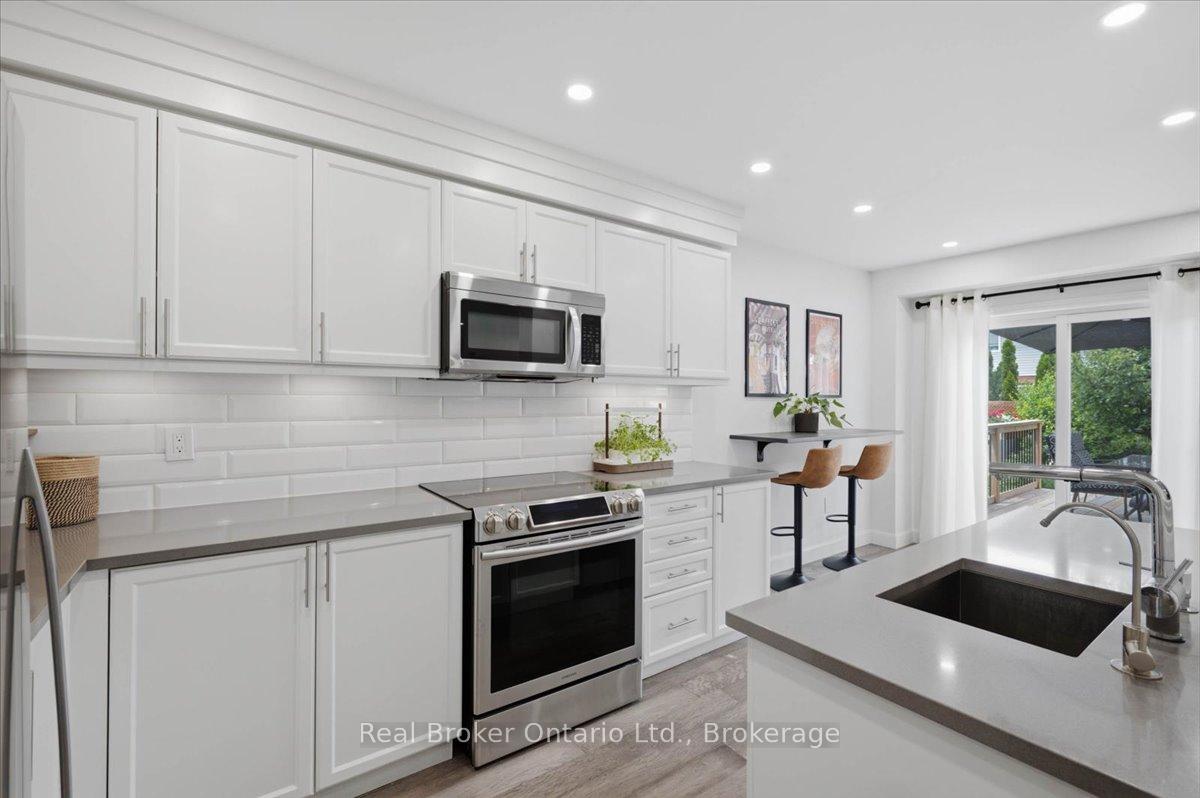 Photo 6 of 54 Laughland Lane, Guelph, Pineridge/Westminster Woods — HOMEH