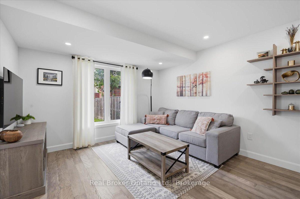 Photo 14 of 54 Laughland Lane, Guelph, Pineridge/Westminster Woods — HOMEH