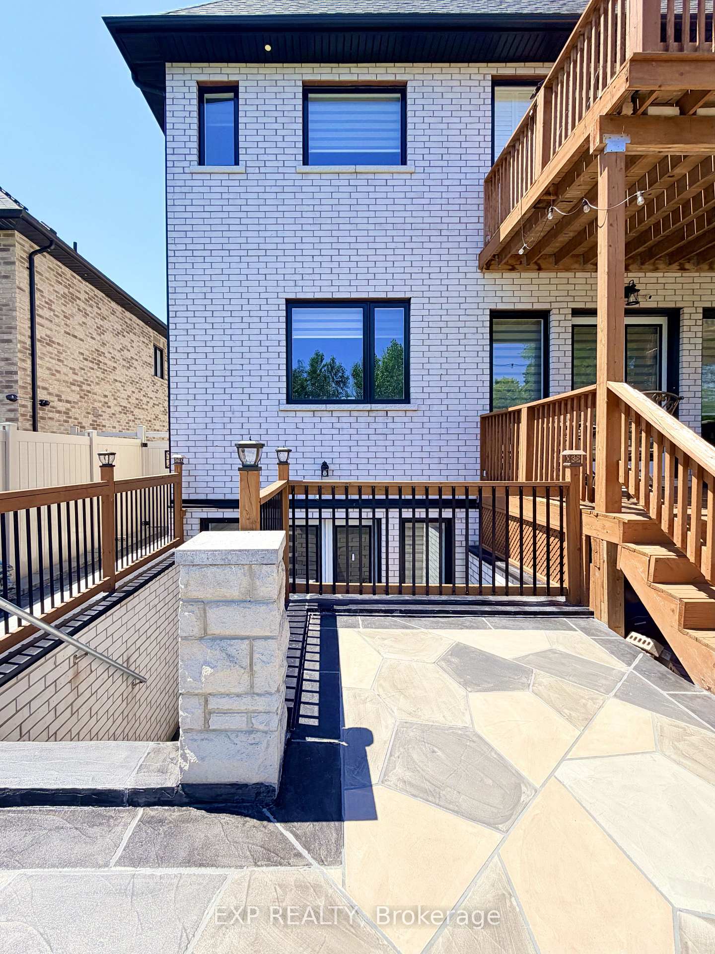 Front of 1606 Sandhurst Crescent