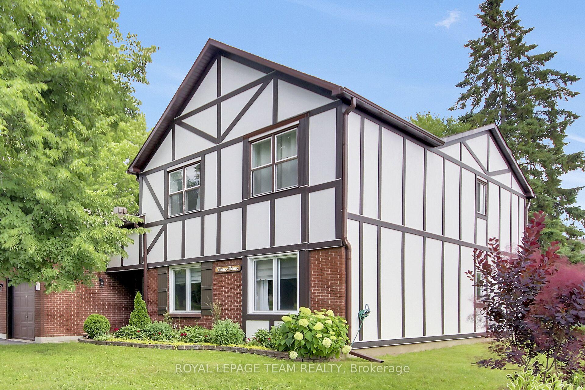 Photo 3 of Unit B, 10 Stonehill Court, Ottawa, Kanata - Bridlewood — HOMEH