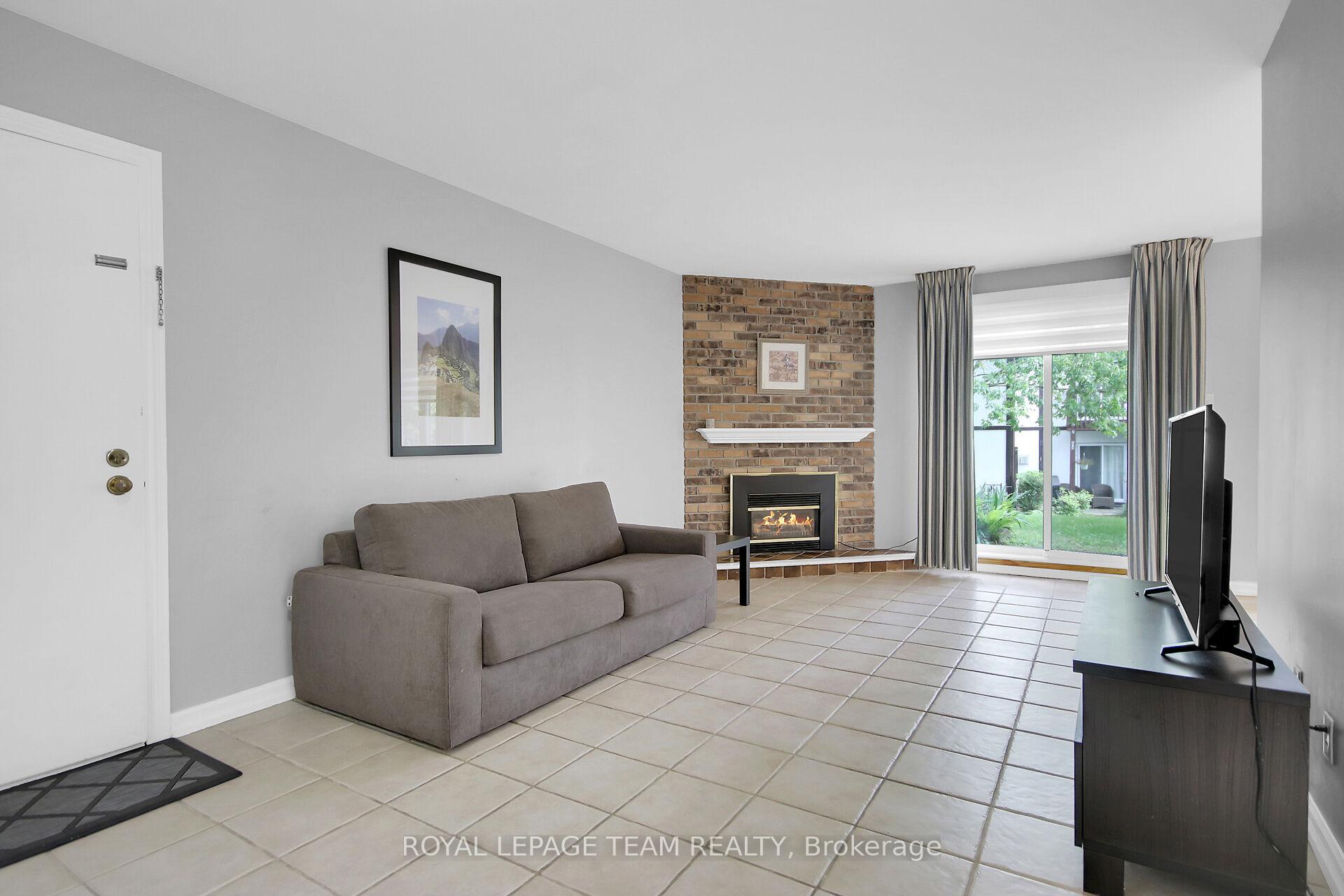 Photo 4 of Unit B, 10 Stonehill Court, Ottawa, Kanata - Bridlewood — HOMEH