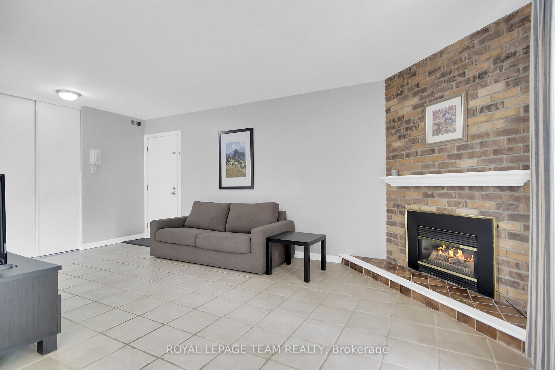 Photo 5 of Unit B, 10 Stonehill Court, Ottawa, Kanata - Bridlewood — HOMEH