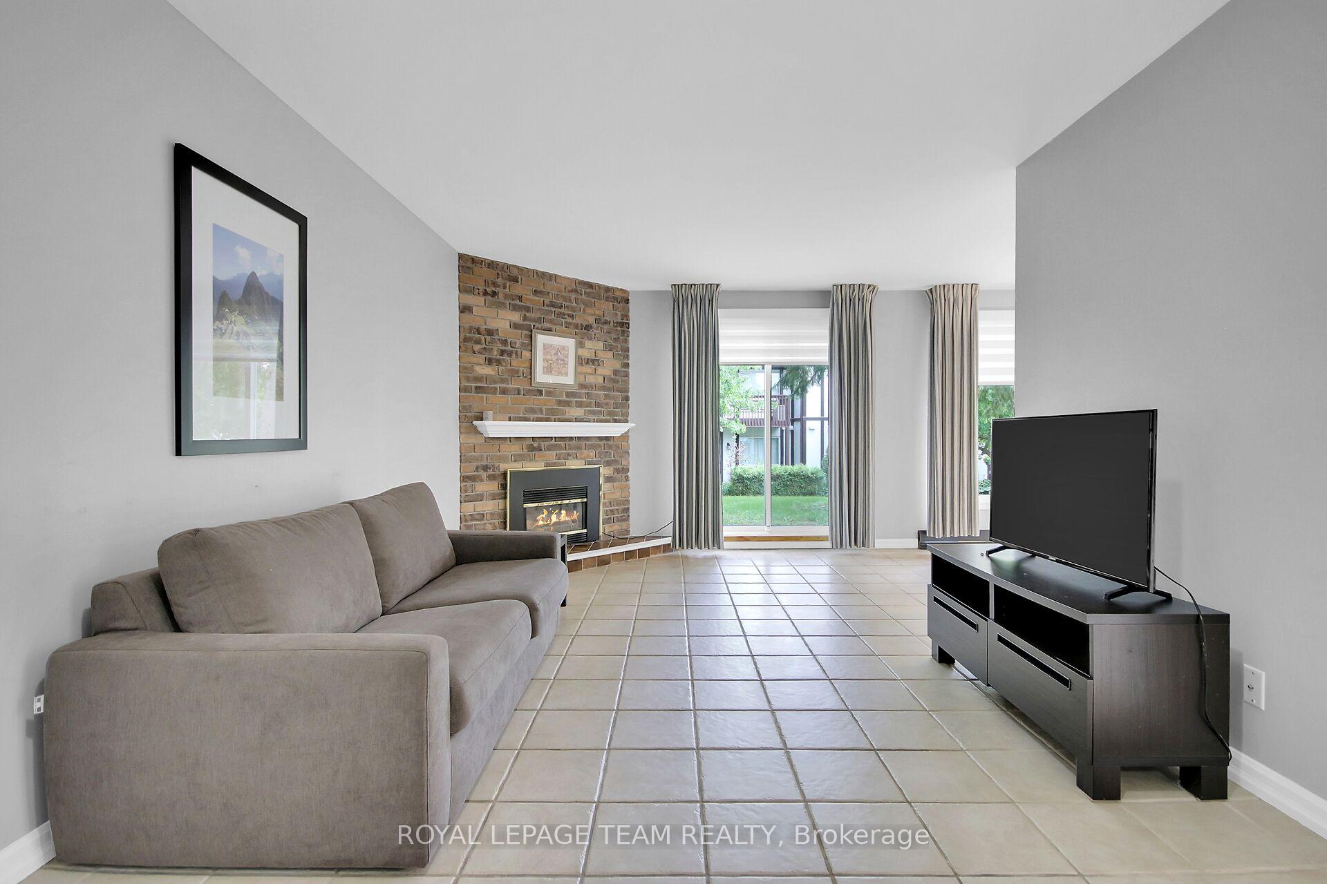 Photo 6 of Unit B, 10 Stonehill Court, Ottawa, Kanata - Bridlewood — HOMEH
