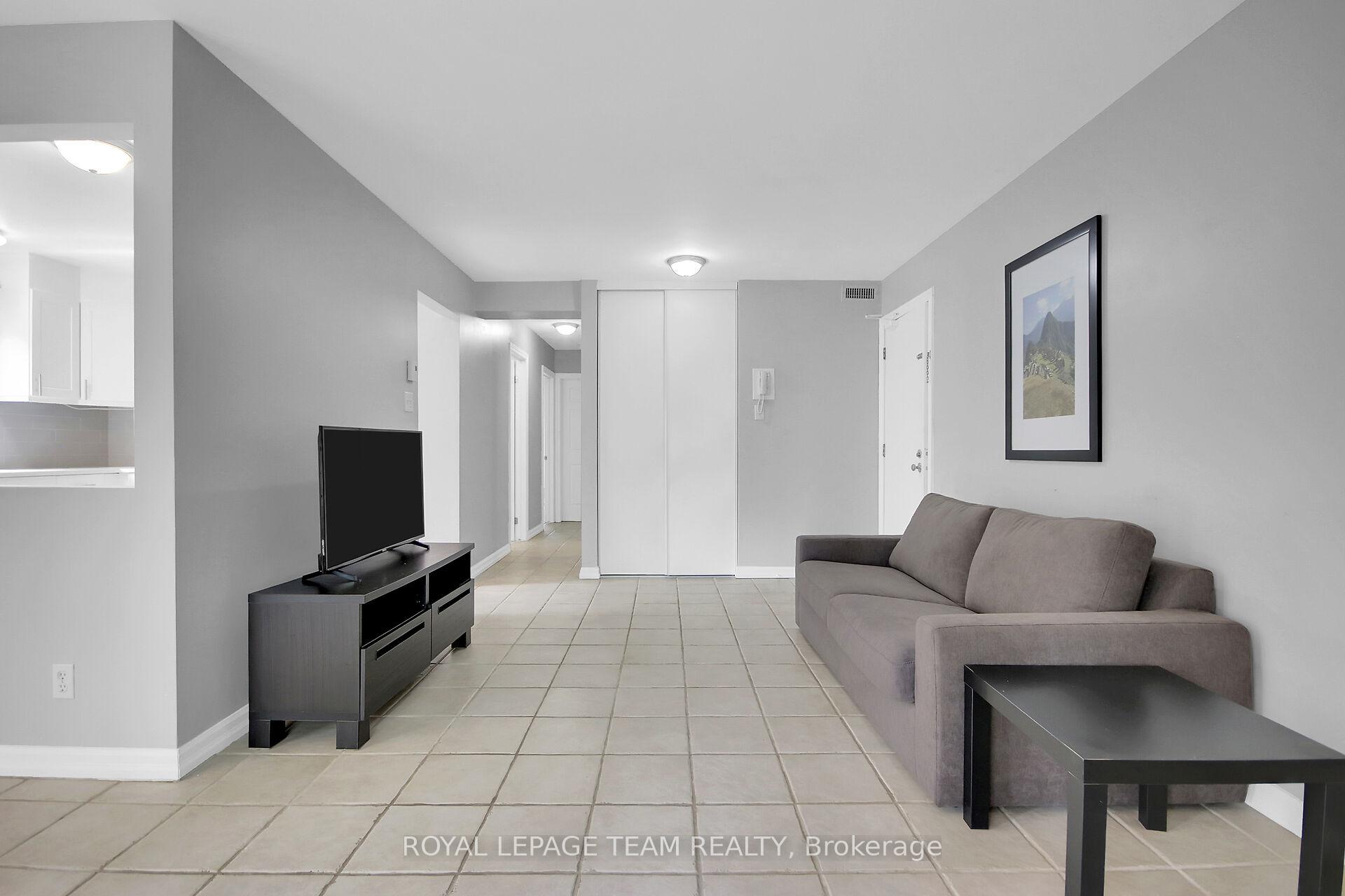Photo 7 of Unit B, 10 Stonehill Court, Ottawa, Kanata - Bridlewood — HOMEH