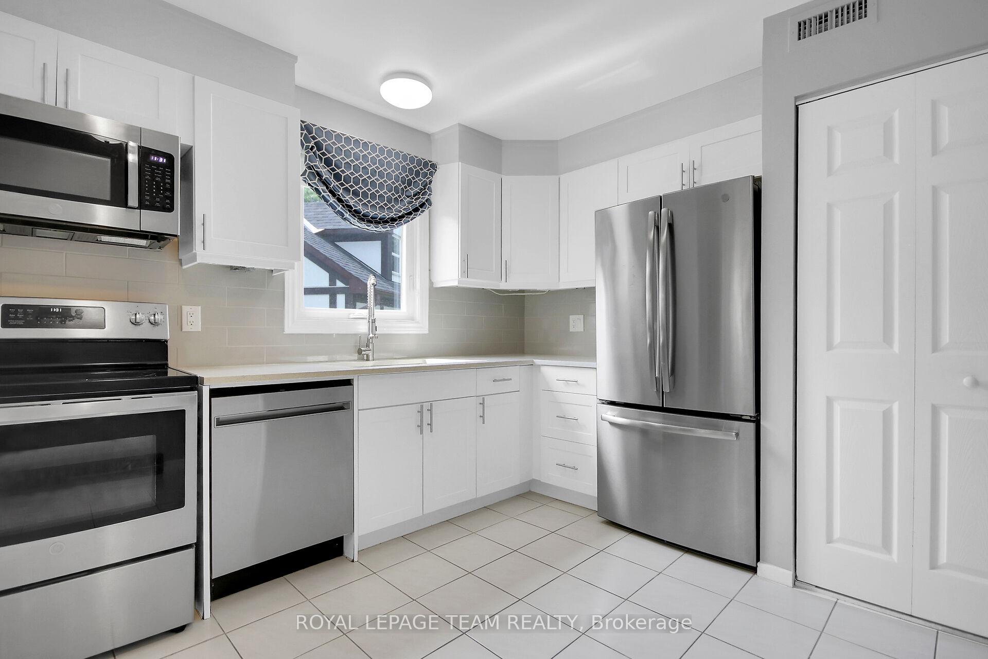 Photo 14 of Unit B, 10 Stonehill Court, Ottawa, Kanata - Bridlewood — HOMEH
