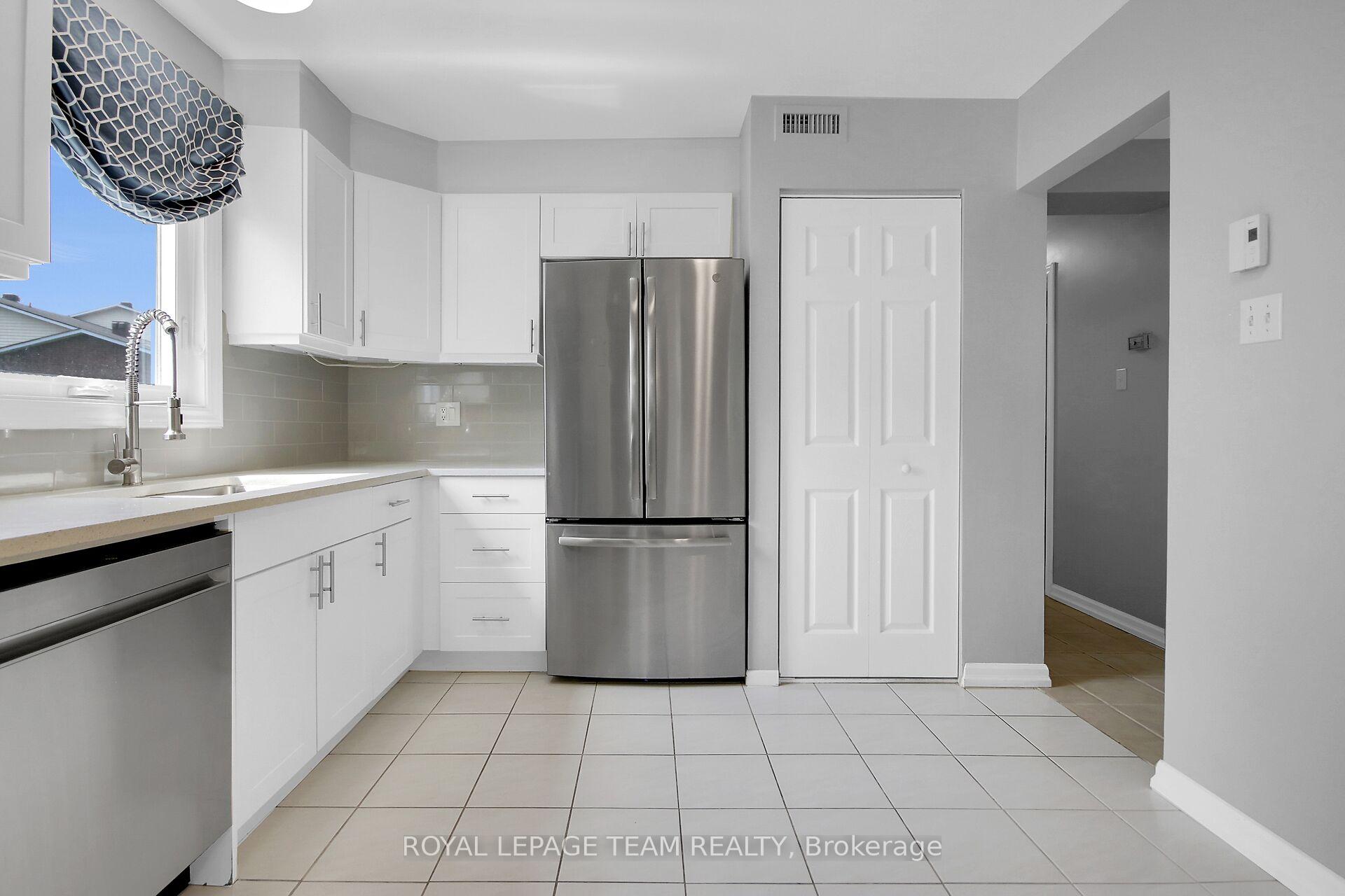 Photo 15 of Unit B, 10 Stonehill Court, Ottawa, Kanata - Bridlewood — HOMEH