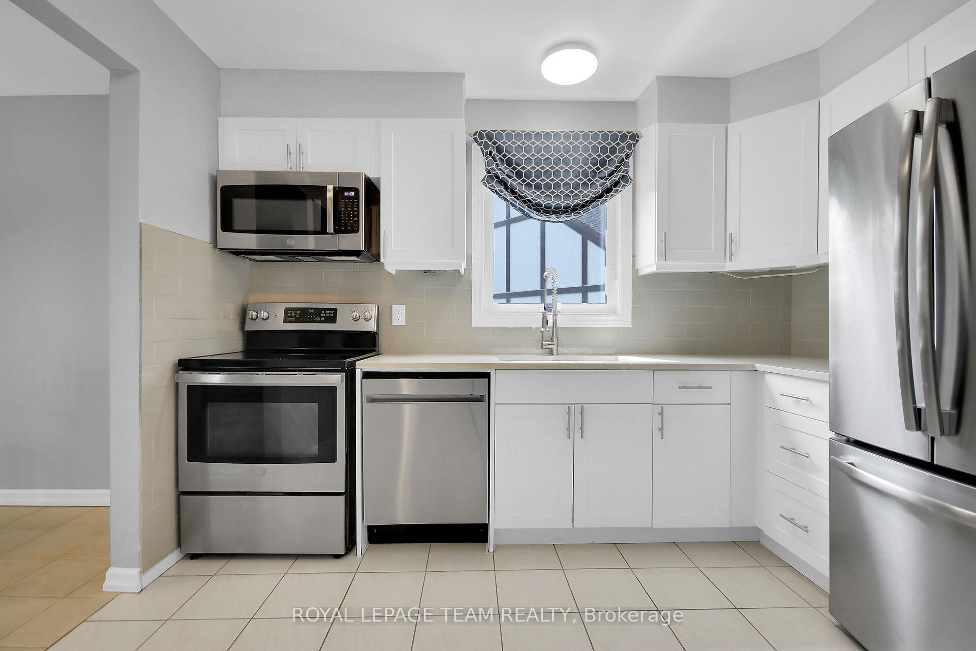 Photo 16 of Unit B, 10 Stonehill Court, Ottawa, Kanata - Bridlewood — HOMEH
