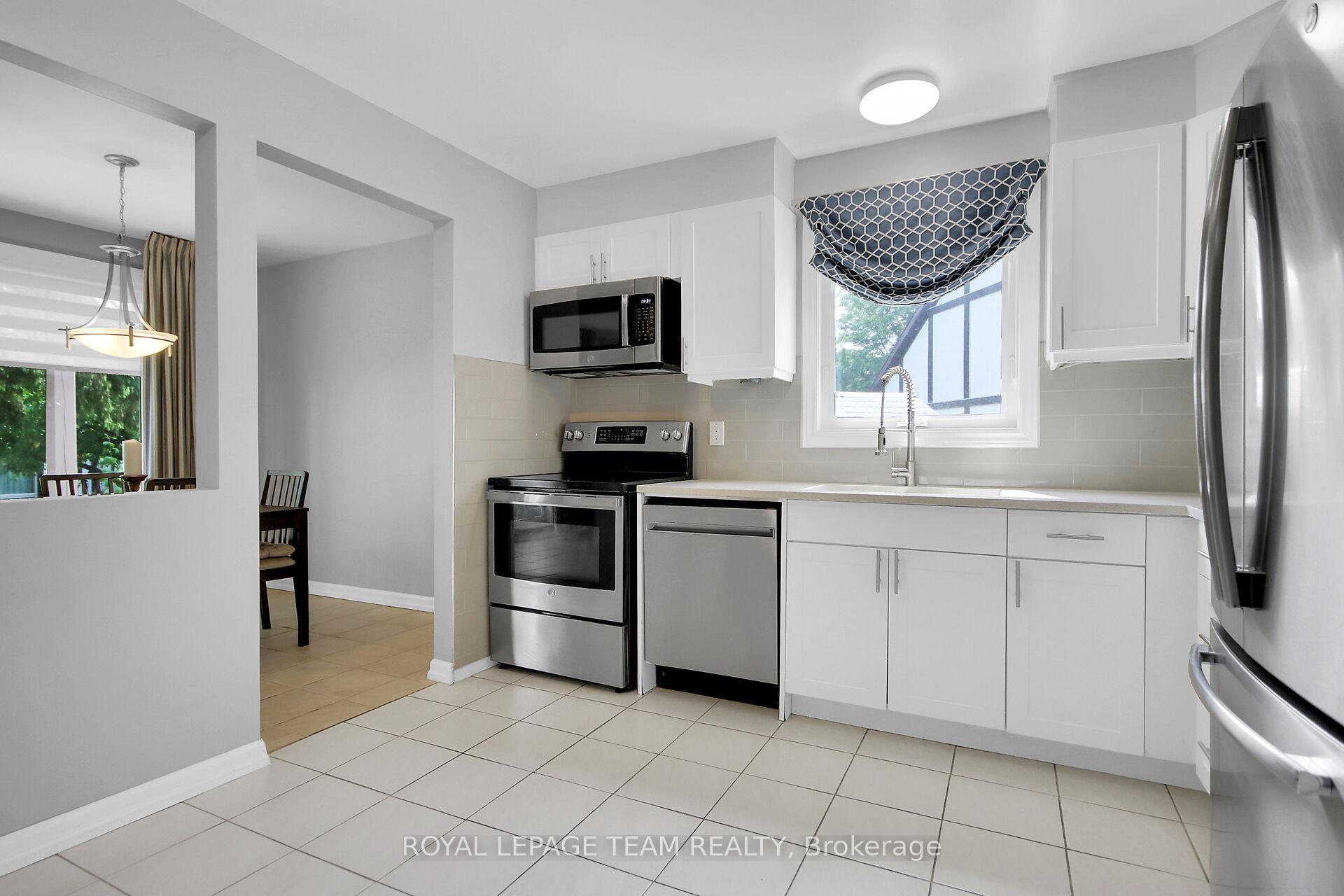 Photo 18 of Unit B, 10 Stonehill Court, Ottawa, Kanata - Bridlewood — HOMEH