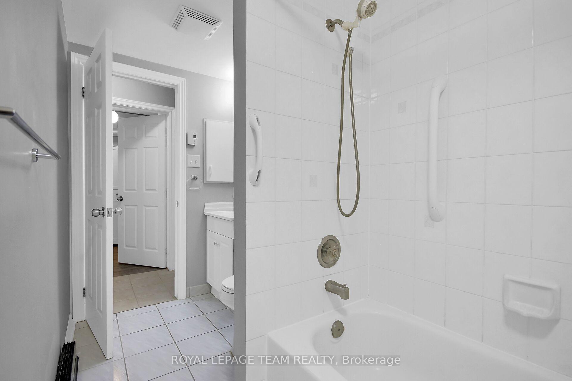 Photo 25 of Unit B, 10 Stonehill Court, Ottawa, Kanata - Bridlewood — HOMEH