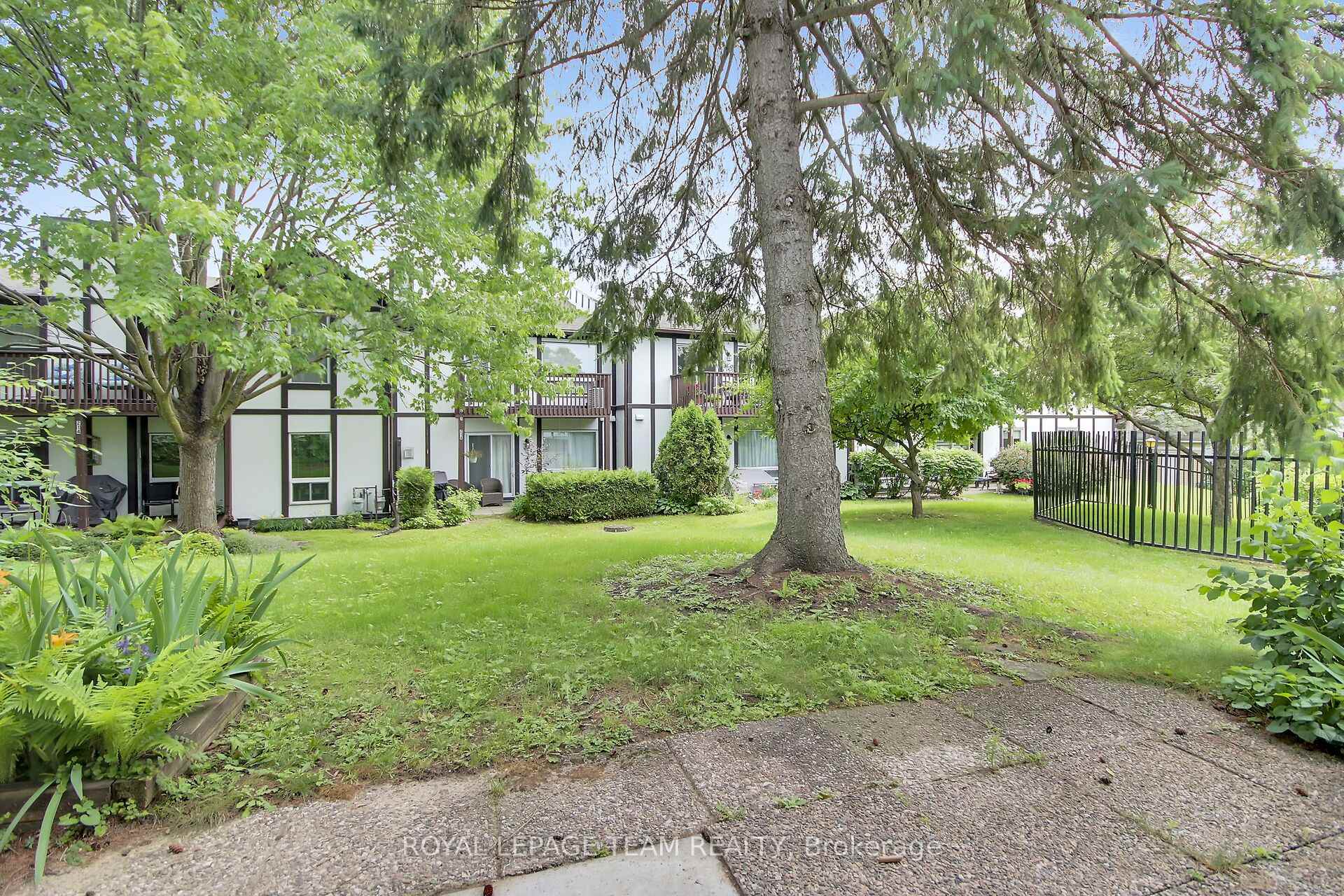 Photo 33 of Unit B, 10 Stonehill Court, Ottawa, Kanata - Bridlewood — HOMEH