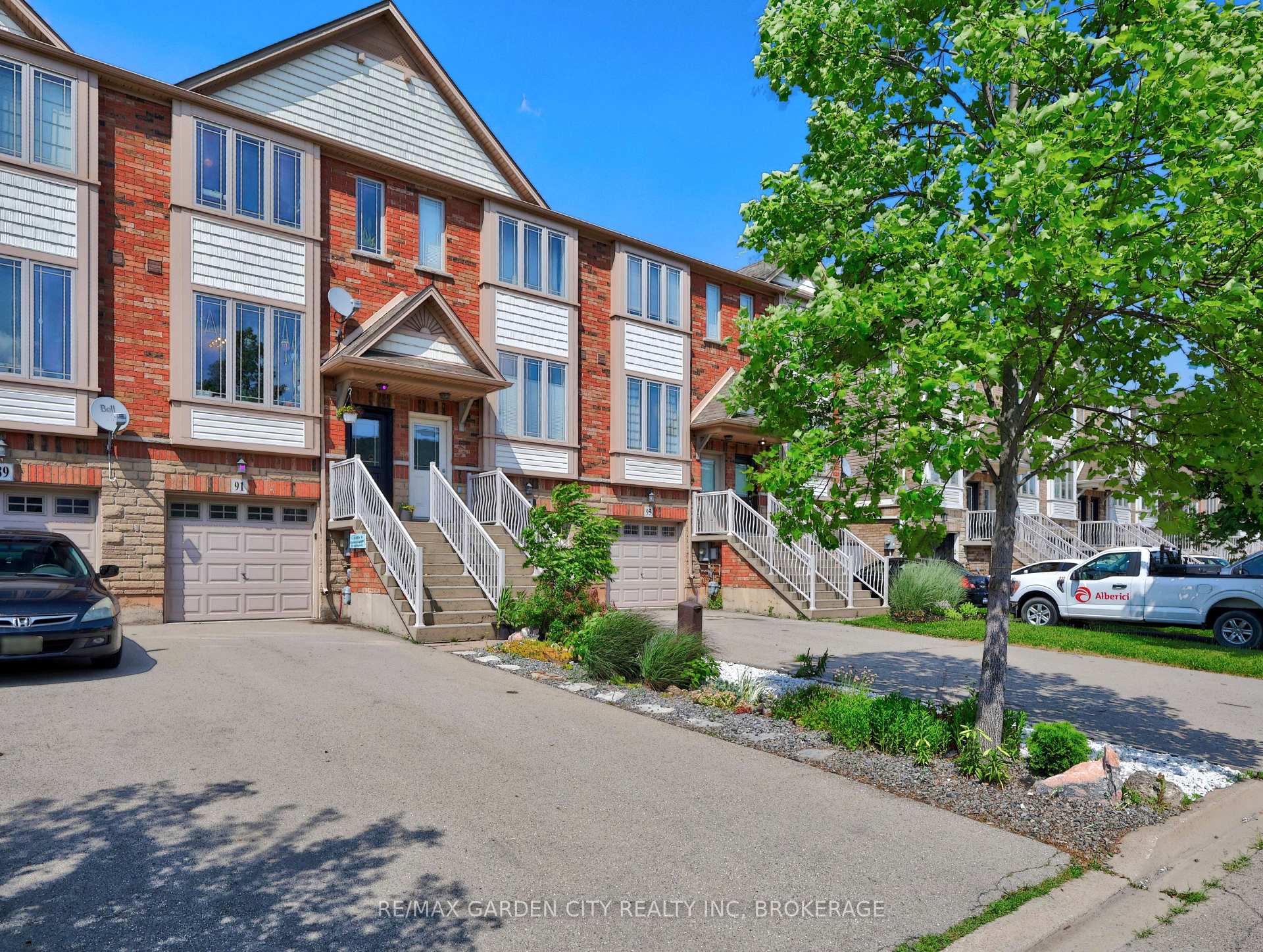 Photo 2 of 91 Willow Lane, Grimsby, Grimsby West — HOMEH
