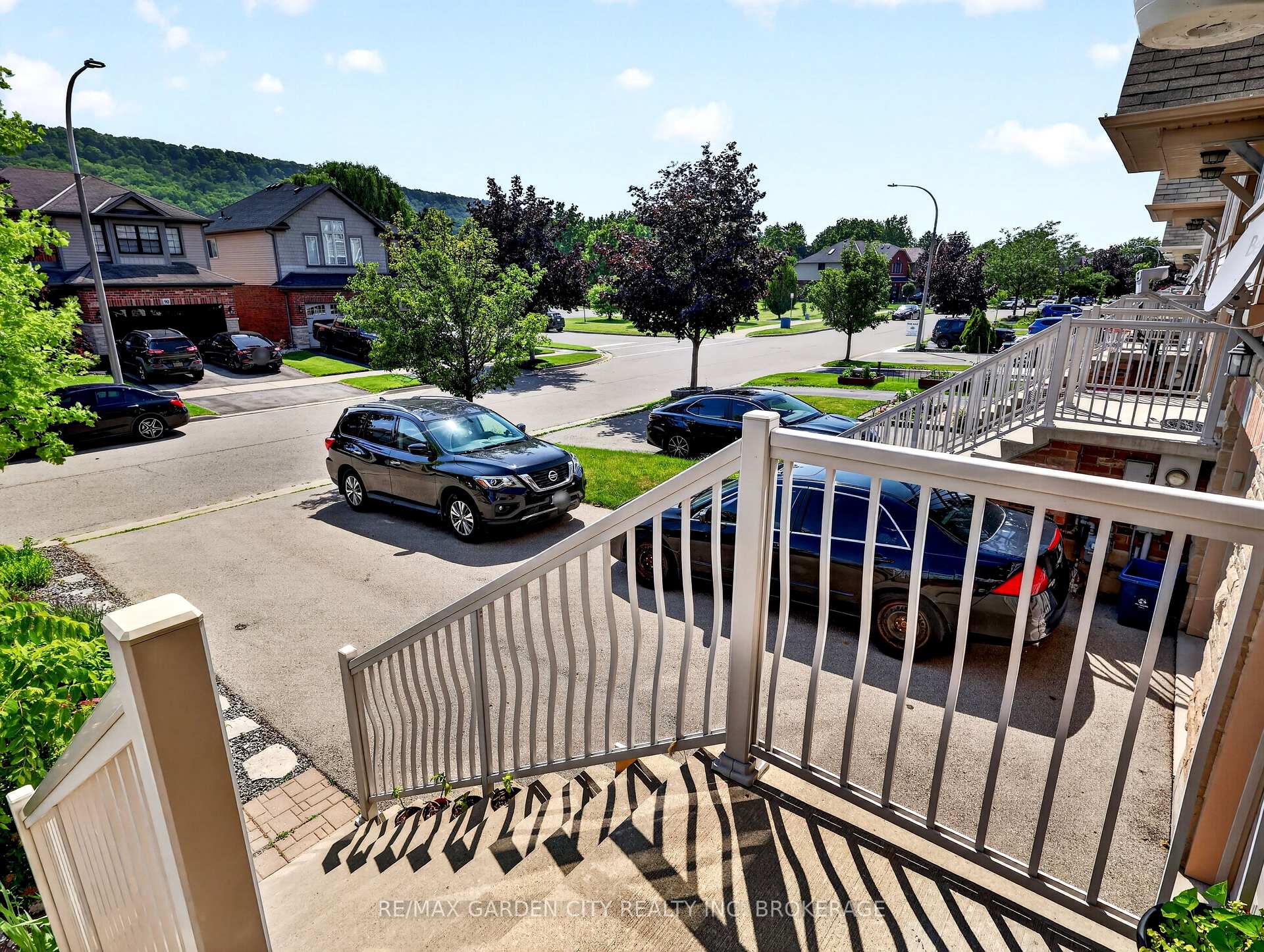 Photo 3 of 91 Willow Lane, Grimsby, Grimsby West — HOMEH