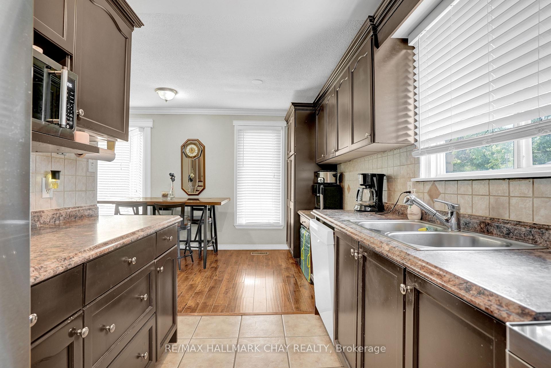 Photo 2 of 16 Austen Lane, Barrie, Letitia Heights — HOMEH