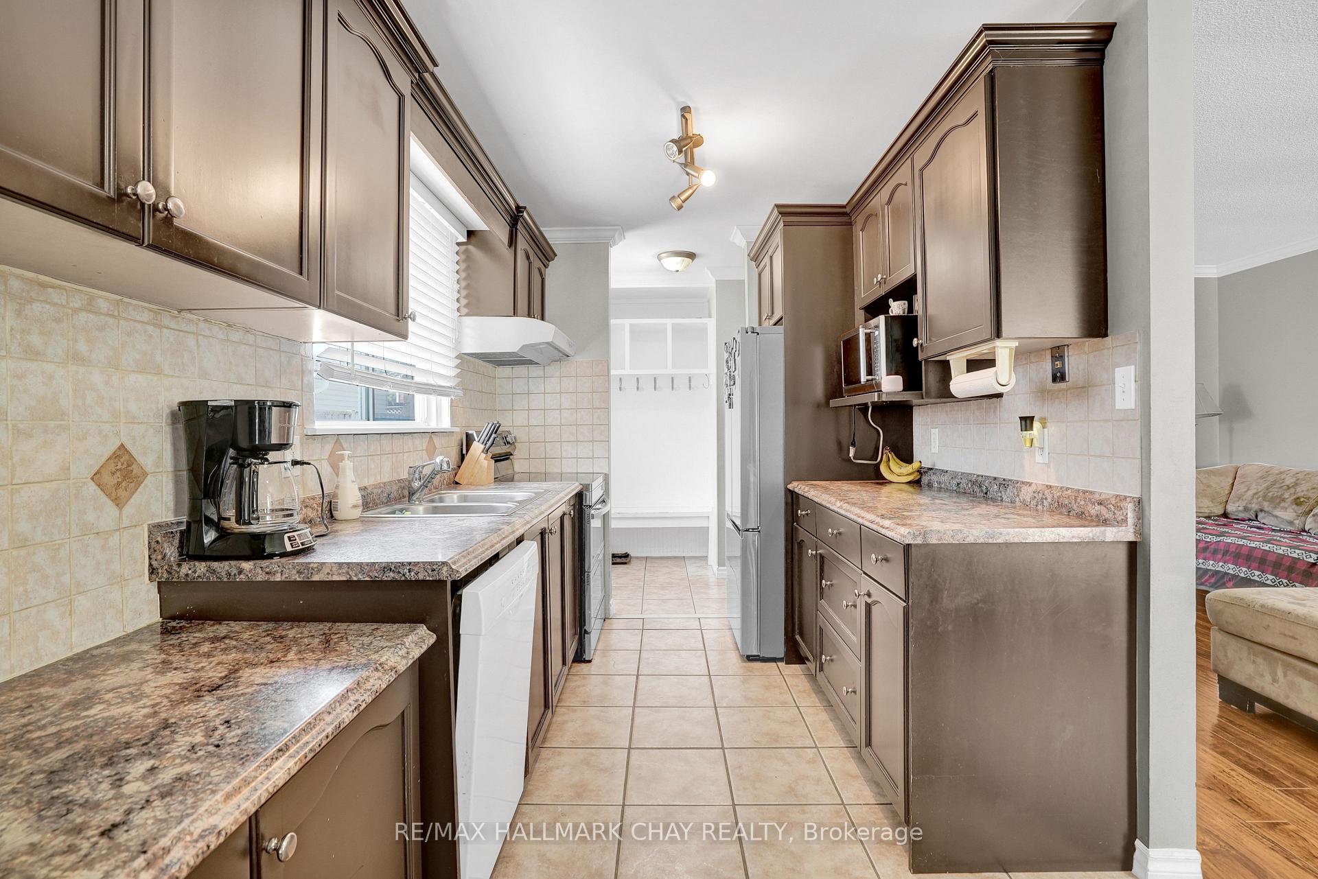 Photo 3 of 16 Austen Lane, Barrie, Letitia Heights — HOMEH