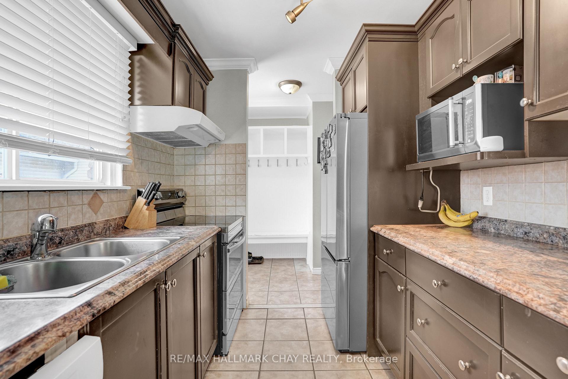 Photo 4 of 16 Austen Lane, Barrie, Letitia Heights — HOMEH