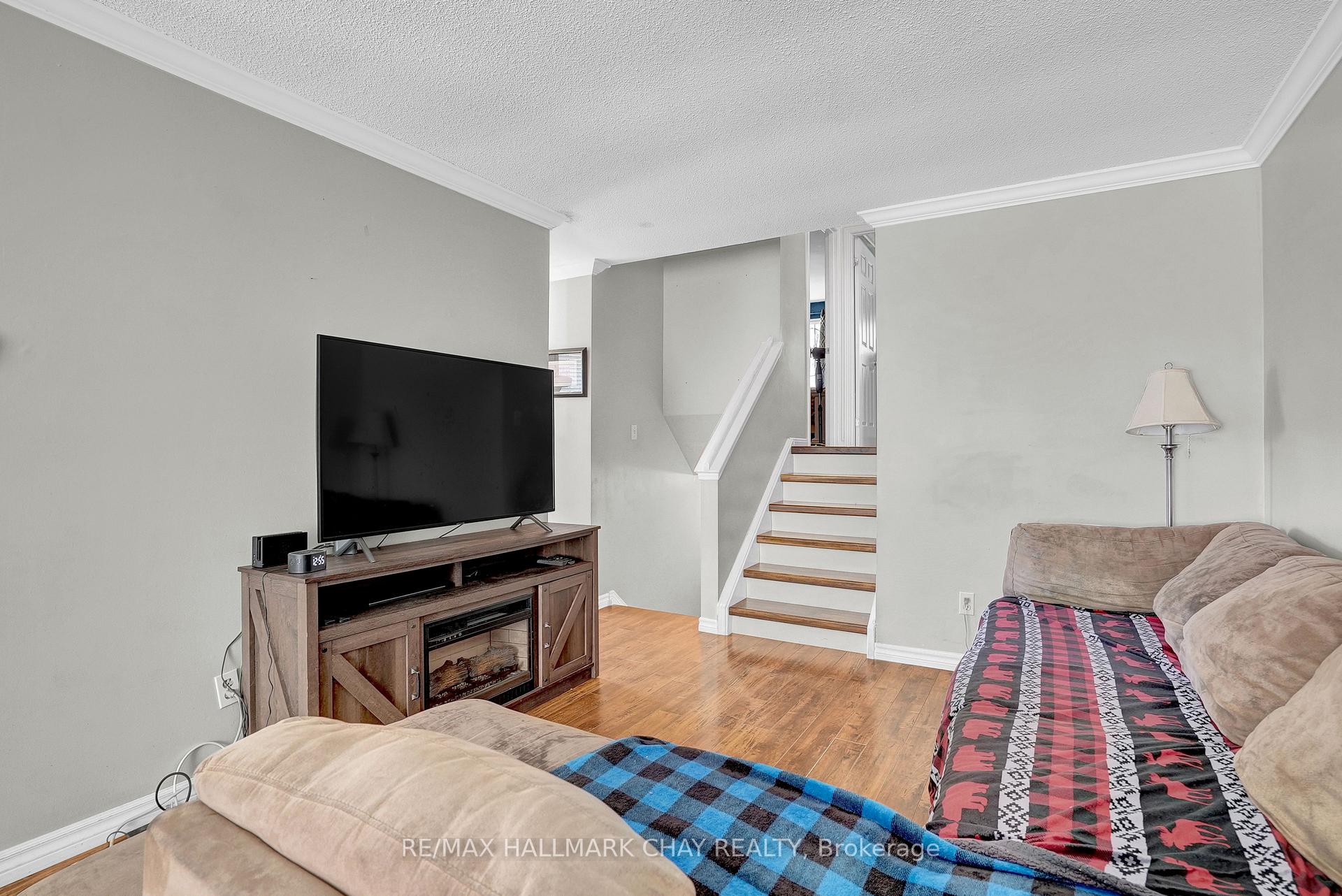 Photo 5 of 16 Austen Lane, Barrie, Letitia Heights — HOMEH