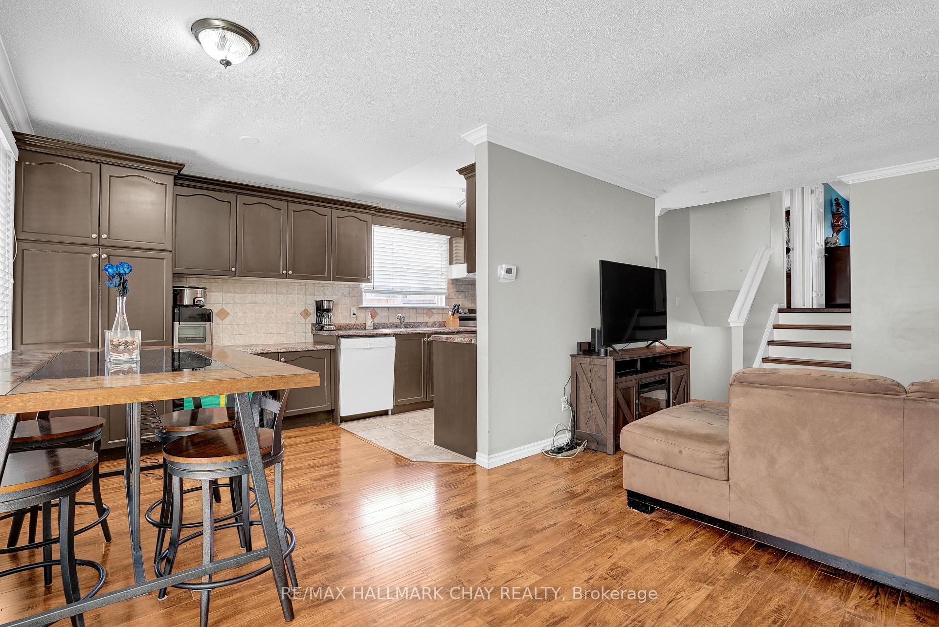 Photo 6 of 16 Austen Lane, Barrie, Letitia Heights — HOMEH