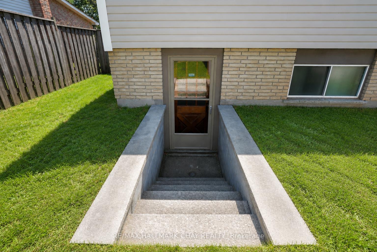 Photo 17 of 16 Austen Lane, Barrie, Letitia Heights — HOMEH