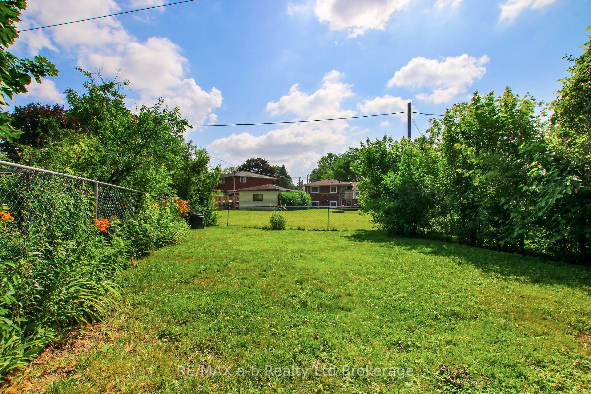 Photo 5 of 1292 Sorrel Road, London, East E — HOMEH