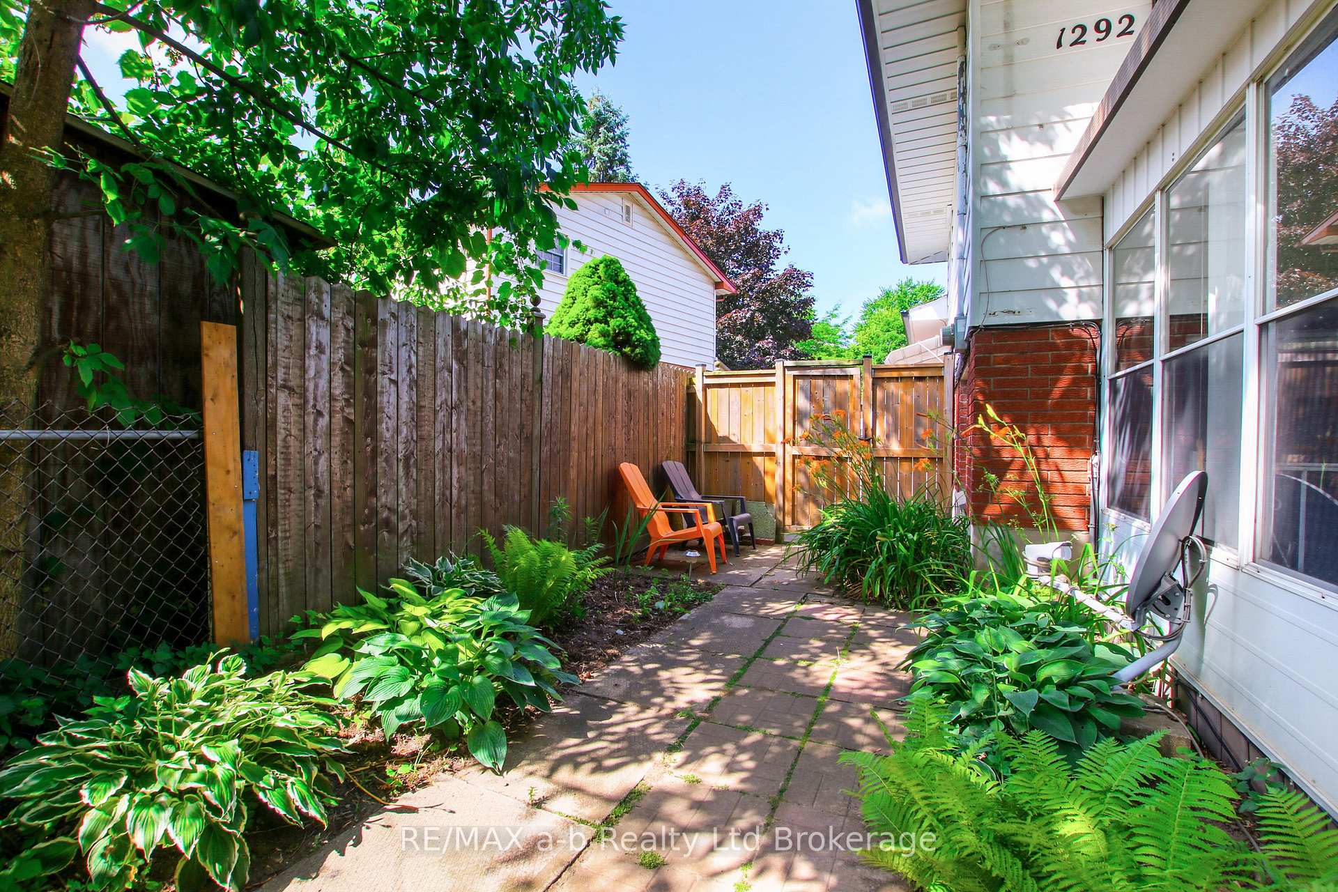 Photo 6 of 1292 Sorrel Road, London, East E — HOMEH