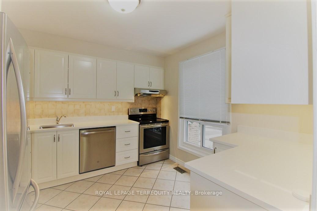 Photo 2 of Unit 103, 701 Burnhamthorpe Road, Etobicoke, Markland Wood — HOMEH