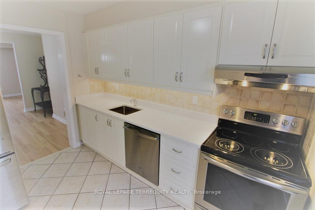 Photo 3 of Unit 103, 701 Burnhamthorpe Road, Etobicoke, Markland Wood — HOMEH