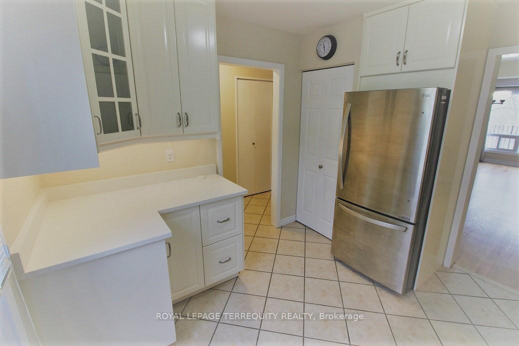 Photo 4 of Unit 103, 701 Burnhamthorpe Road, Etobicoke, Markland Wood — HOMEH