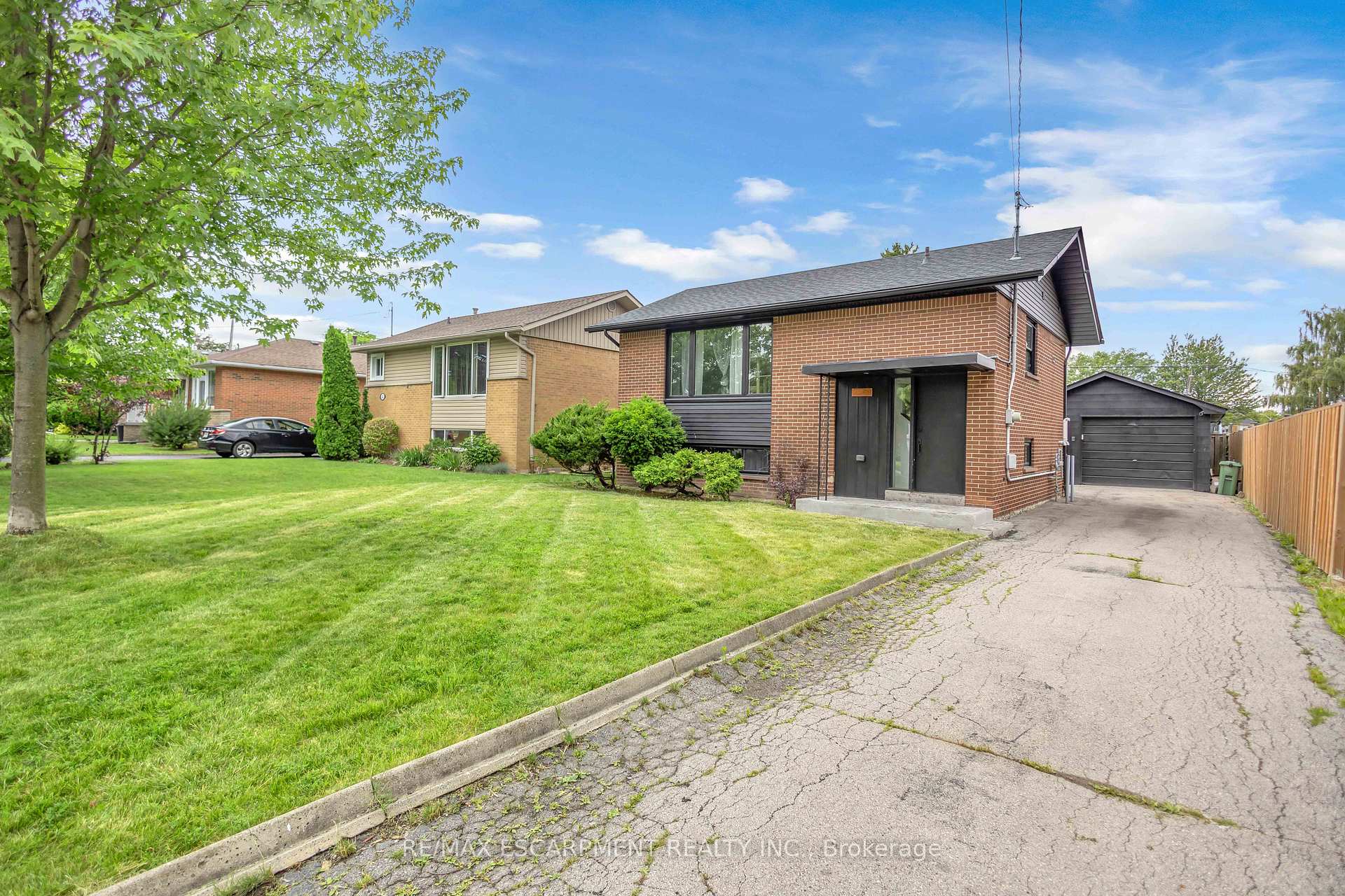 Photo 2 of 253 Fernwood Crescent, Hamilton, Hampton Heights — HOMEH
