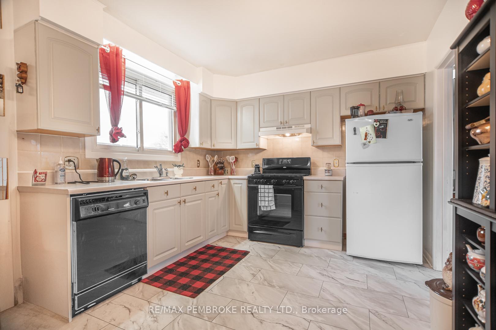 Photo 15 of 136 Ellis Avenue, Pembroke, Pembroke — HOMEH