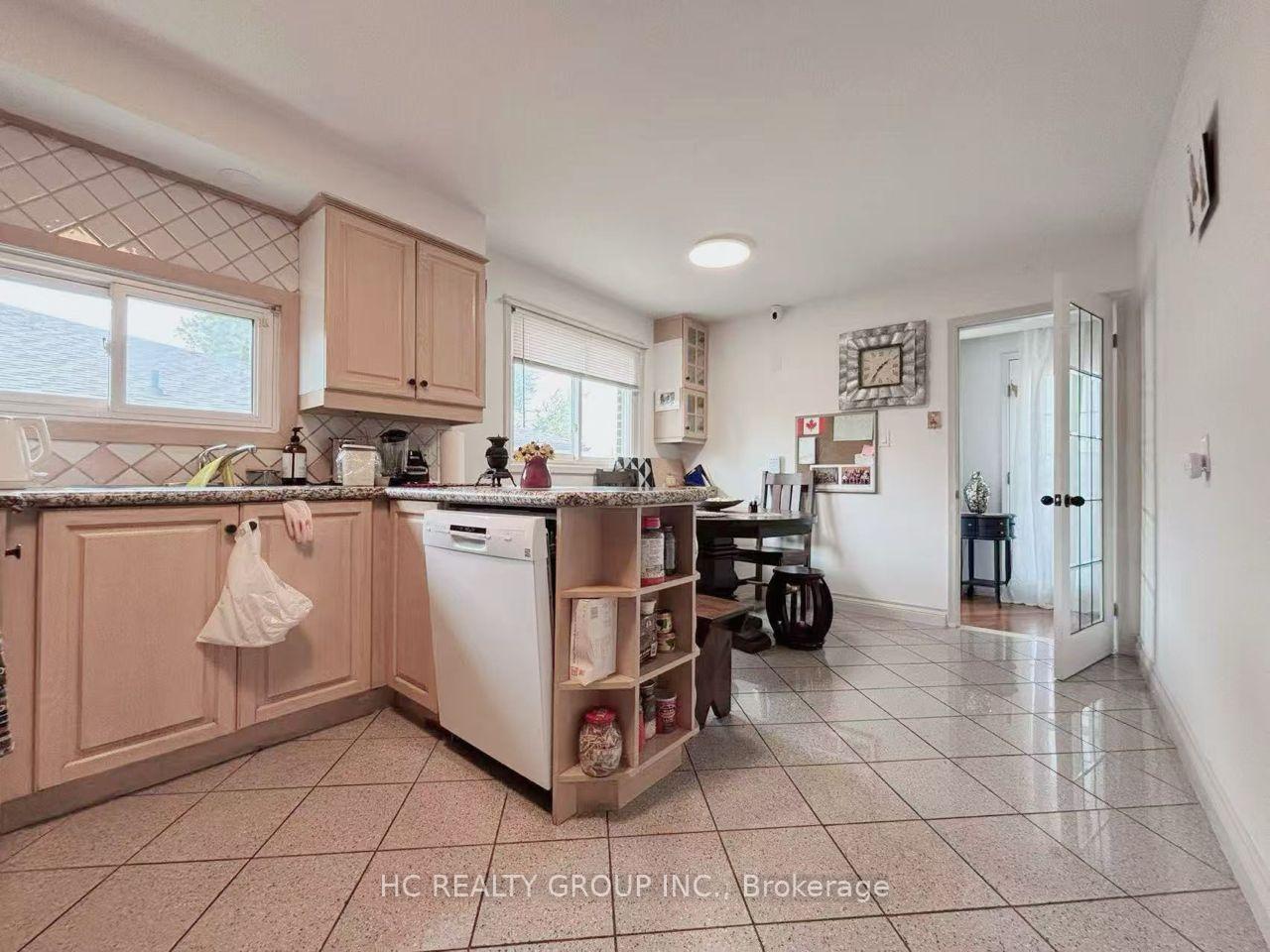 Photo 4 of 983 Old Cummer Avenue, North York, Bayview Woods-Steeles — HOMEH