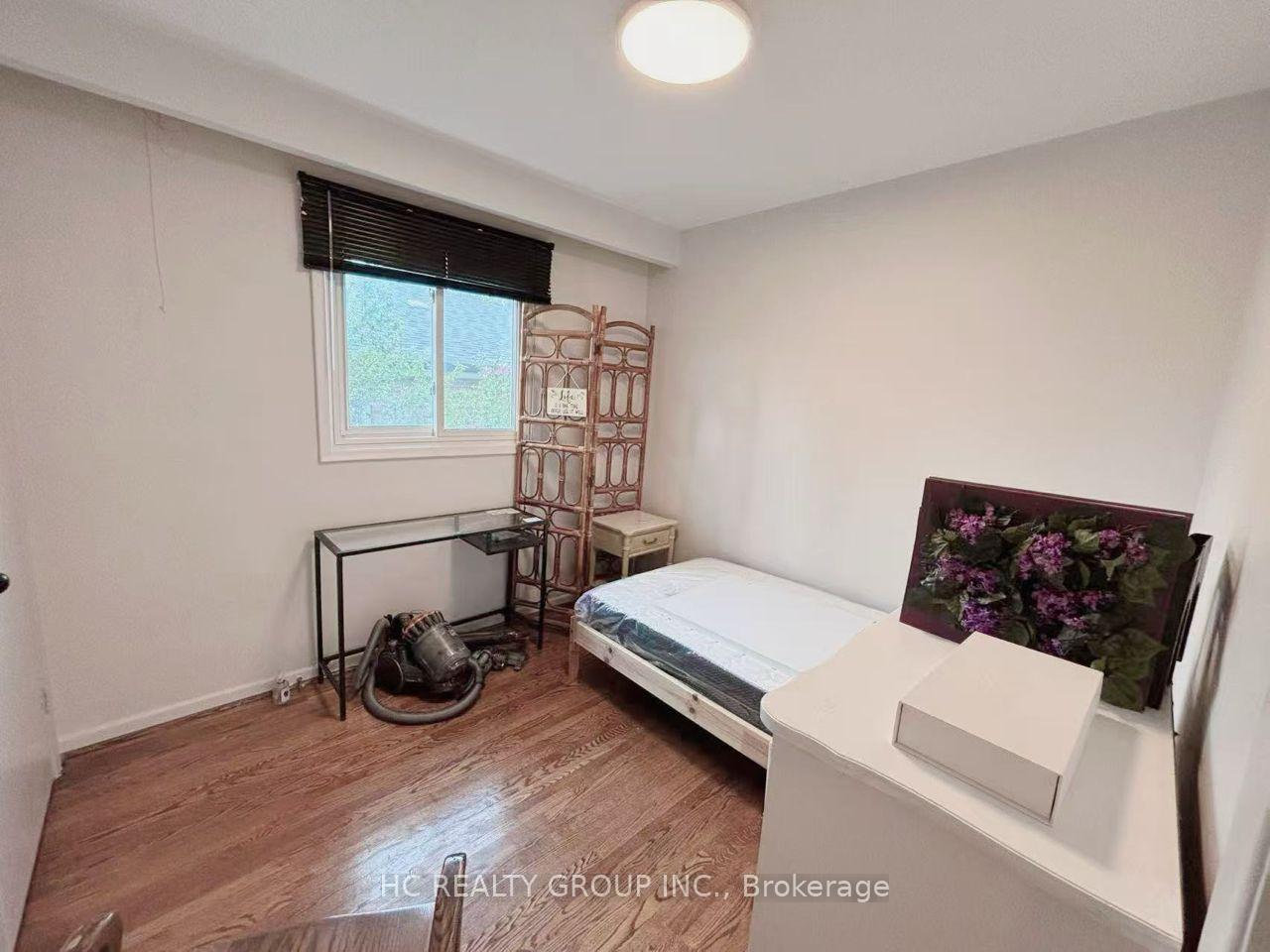 Photo 9 of 983 Old Cummer Avenue, North York, Bayview Woods-Steeles — HOMEH