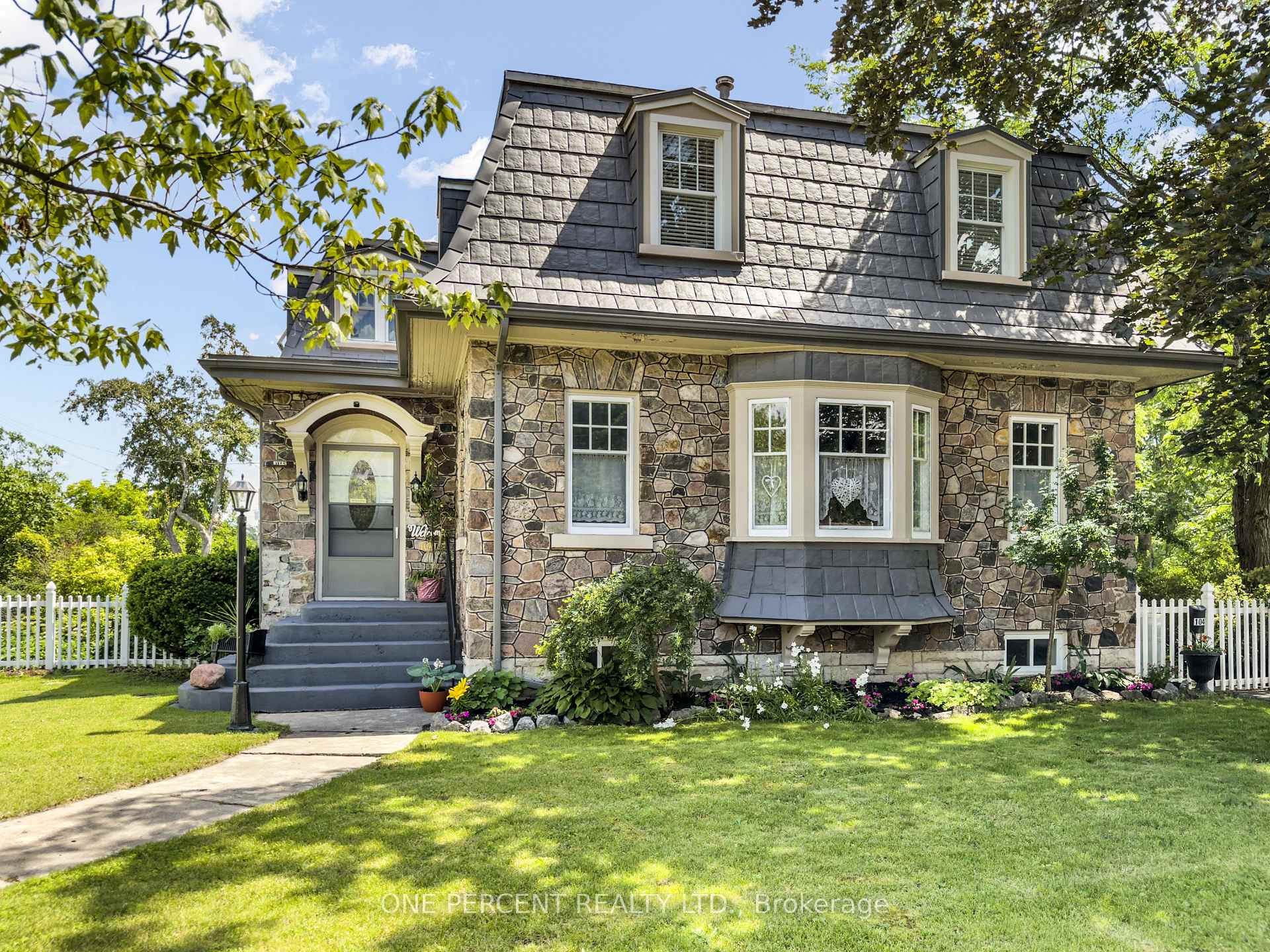 Front of 104 Dundas Street W