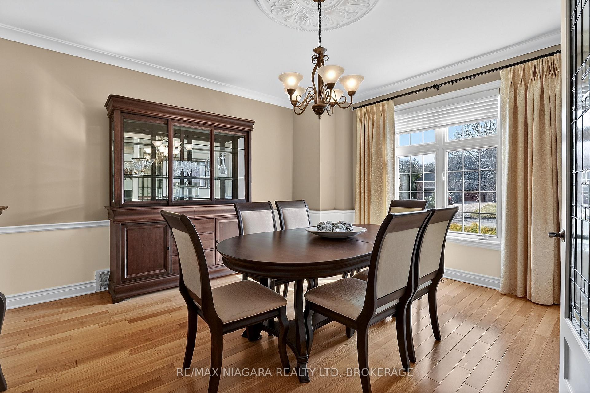 Photo 4 of 6775 Domenic Crescent, Niagara Falls, Stamford — HOMEH