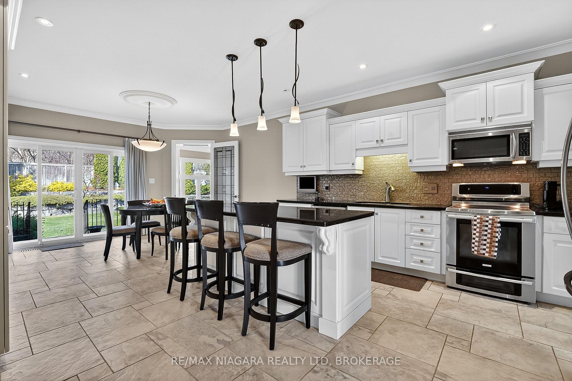 Photo 8 of 6775 Domenic Crescent, Niagara Falls, Stamford — HOMEH