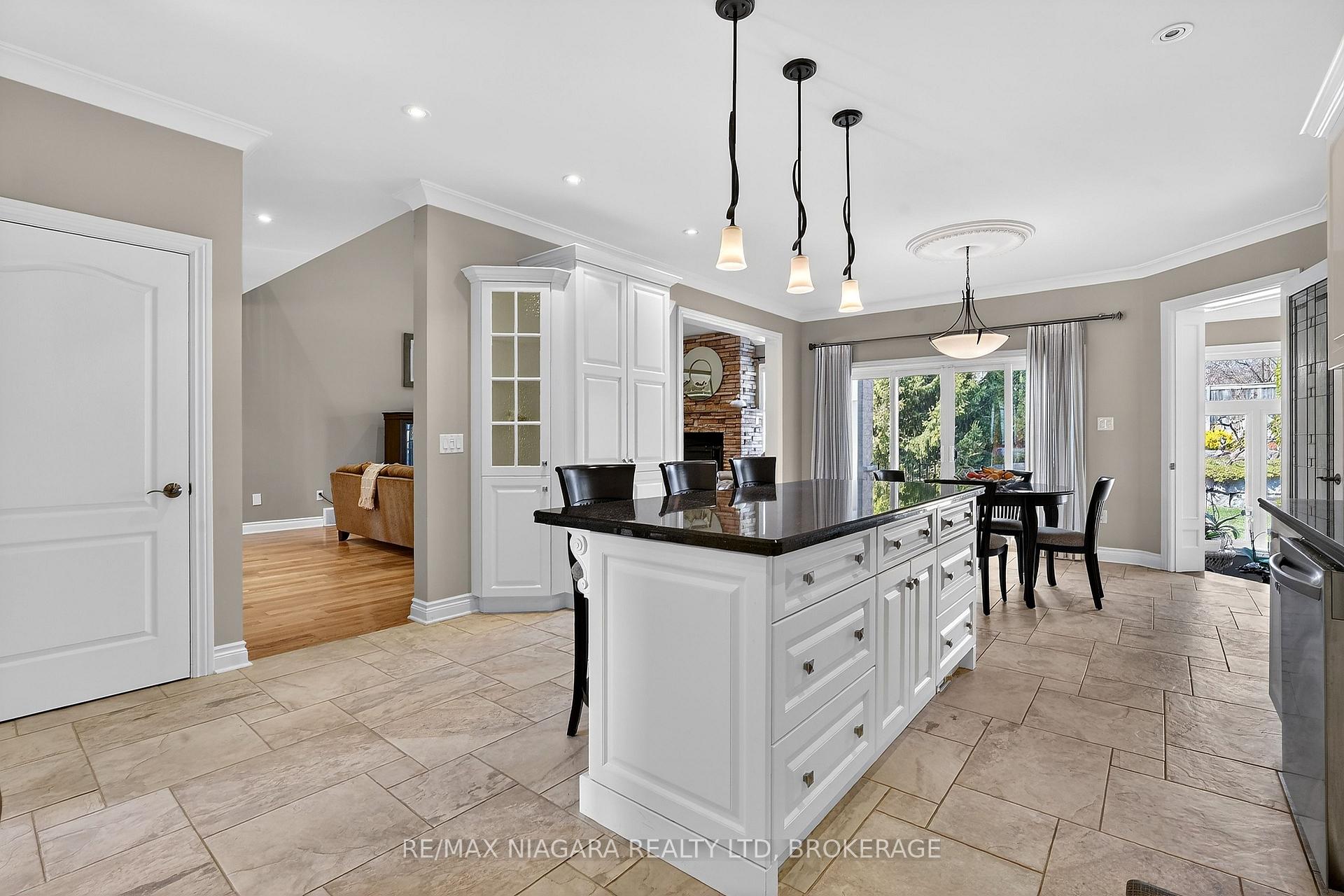 Photo 10 of 6775 Domenic Crescent, Niagara Falls, Stamford — HOMEH