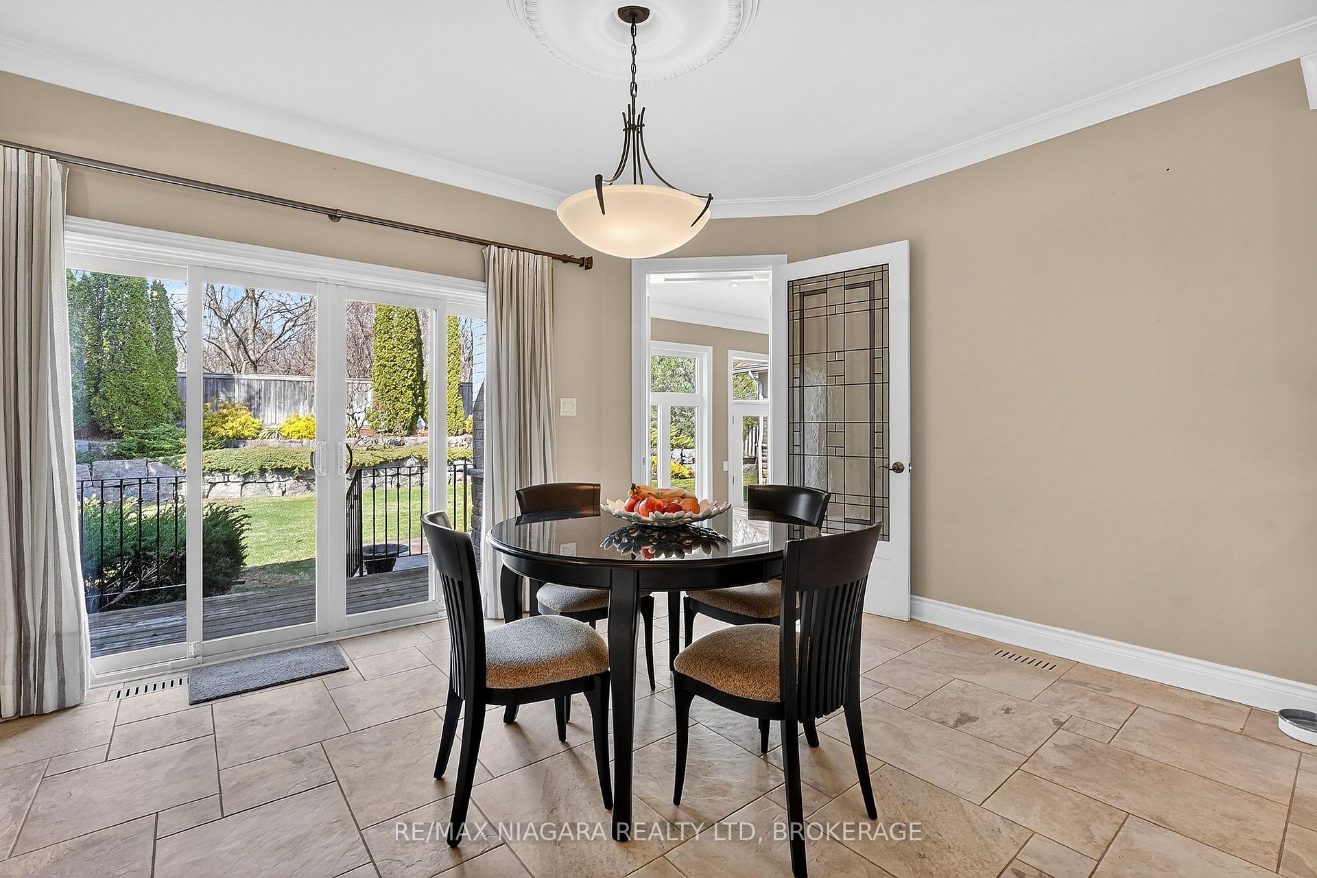 Photo 12 of 6775 Domenic Crescent, Niagara Falls, Stamford — HOMEH