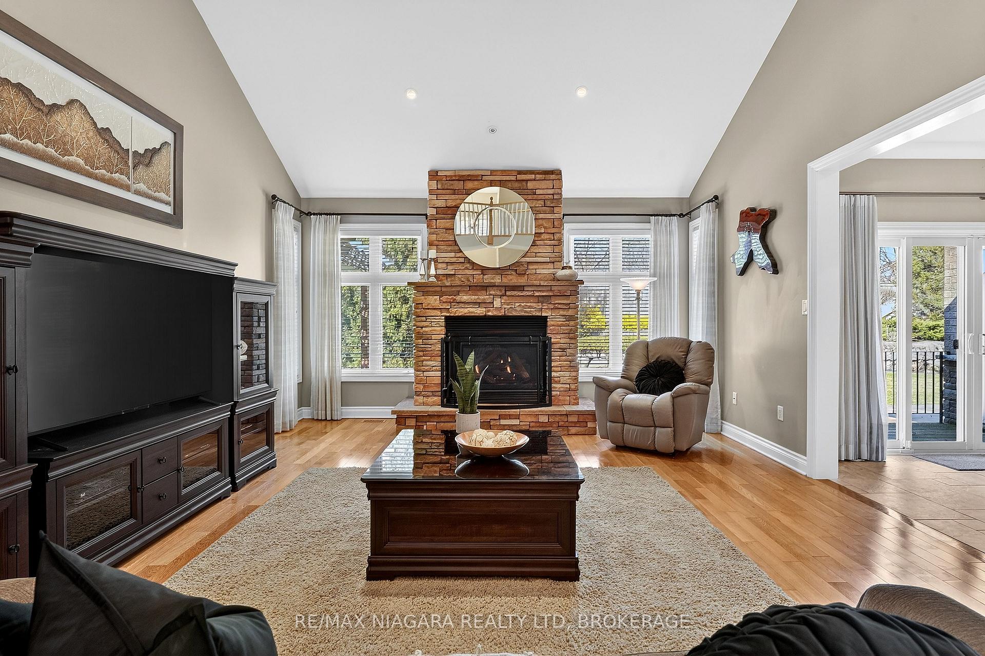 Photo 6 of 6775 Domenic Crescent, Niagara Falls, Stamford — HOMEH