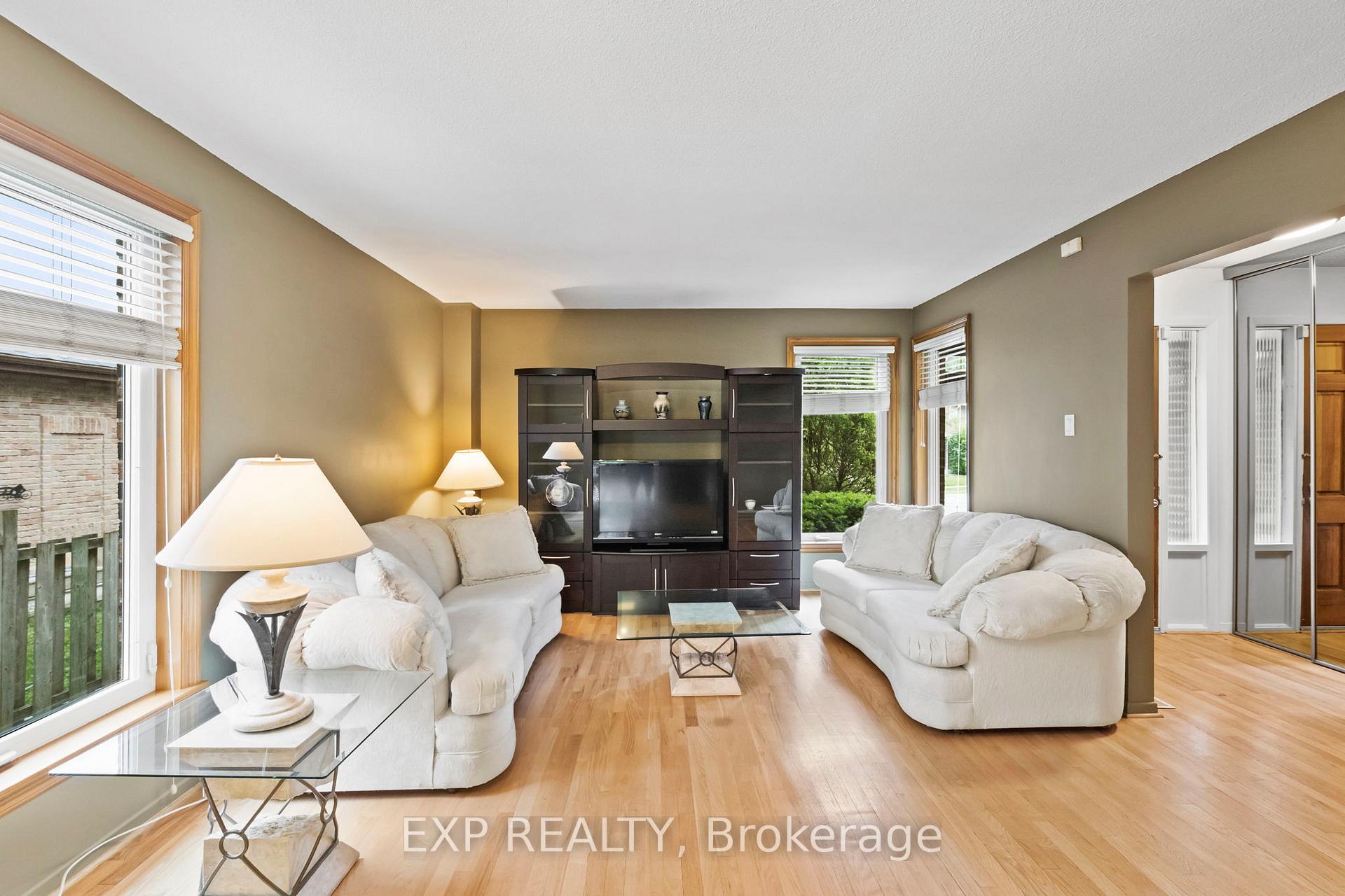 Photo 2 of 25 Lilac Avenue, Markham, Aileen-Willowbrook — HOMEH