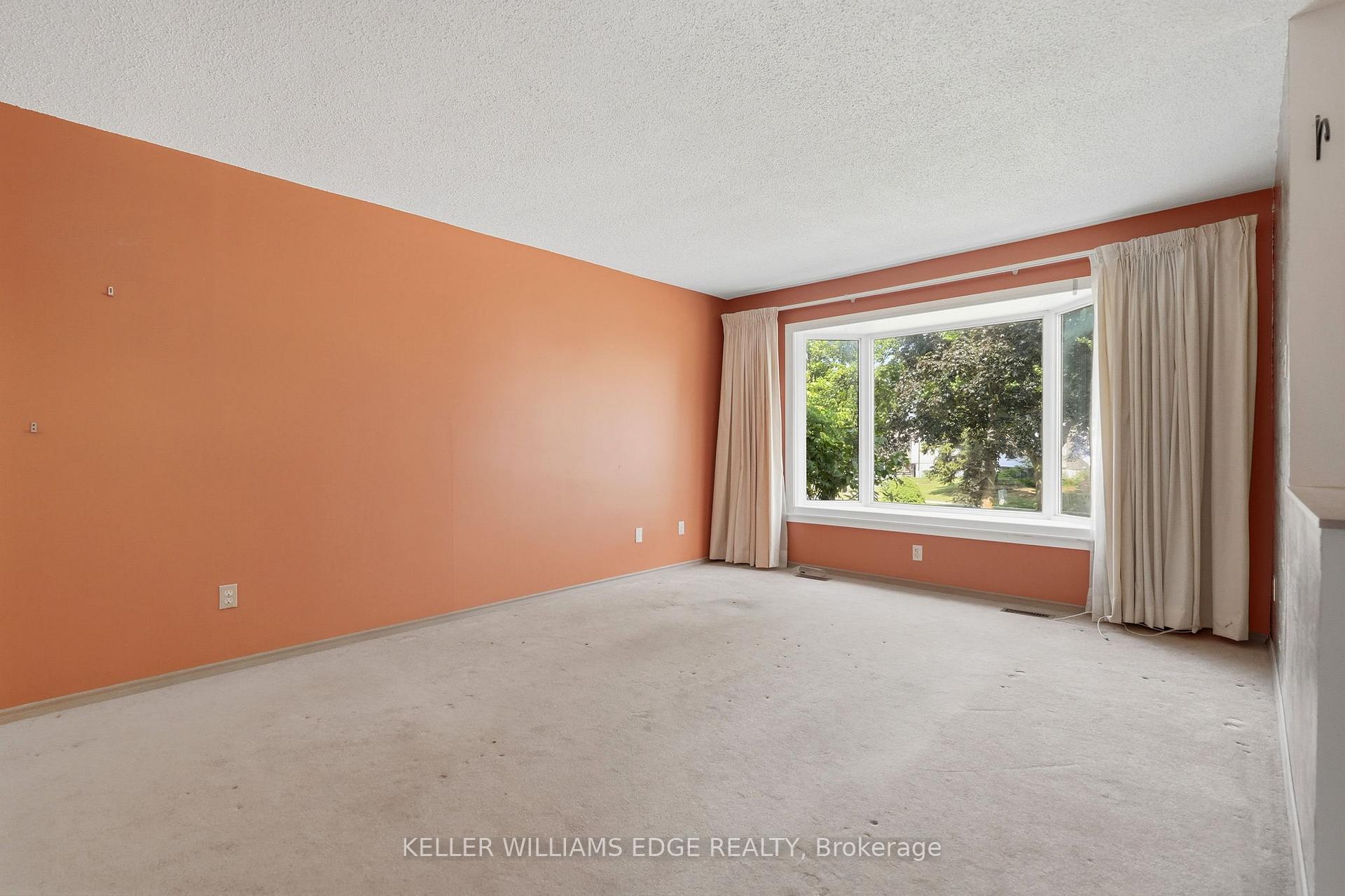 Photo 4 of 2410 Cavendish Drive, Burlington, Brant Hills — HOMEH