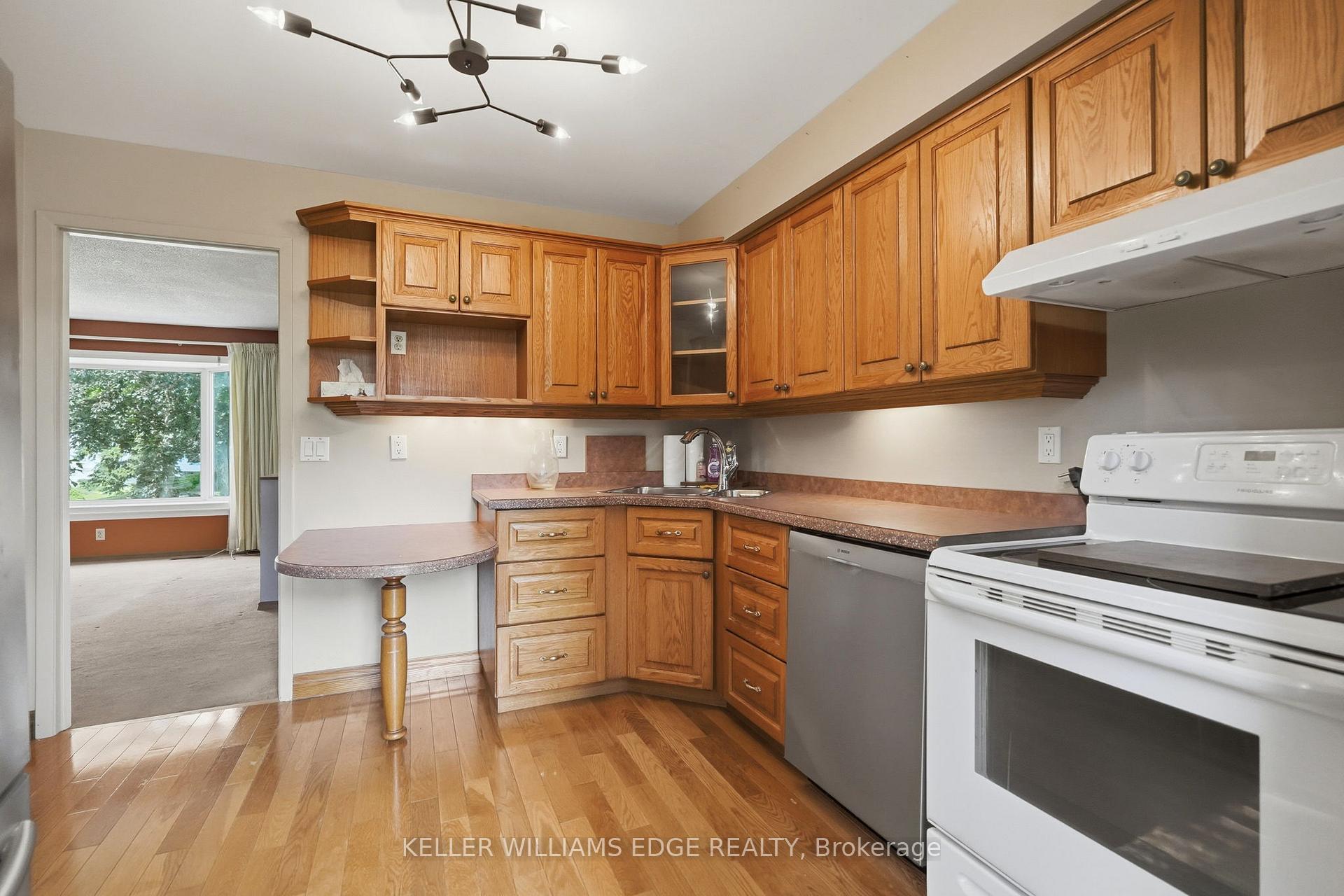 Photo 8 of 2410 Cavendish Drive, Burlington, Brant Hills — HOMEH