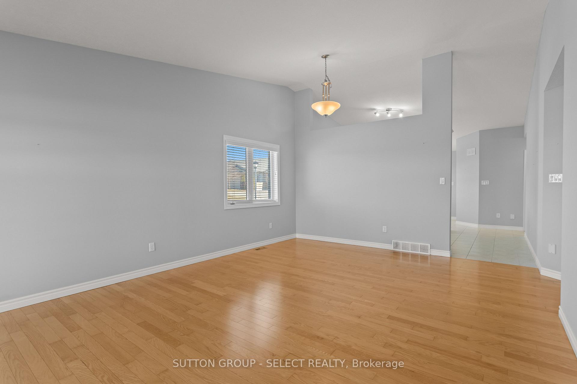 Photo 9 of 2094 Denview Avenue, London, North S — HOMEH