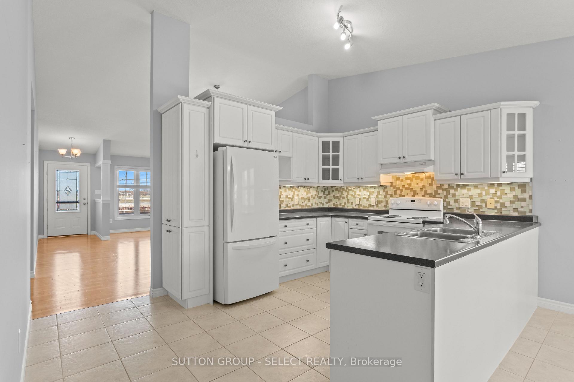 Photo 10 of 2094 Denview Avenue, London, North S — HOMEH