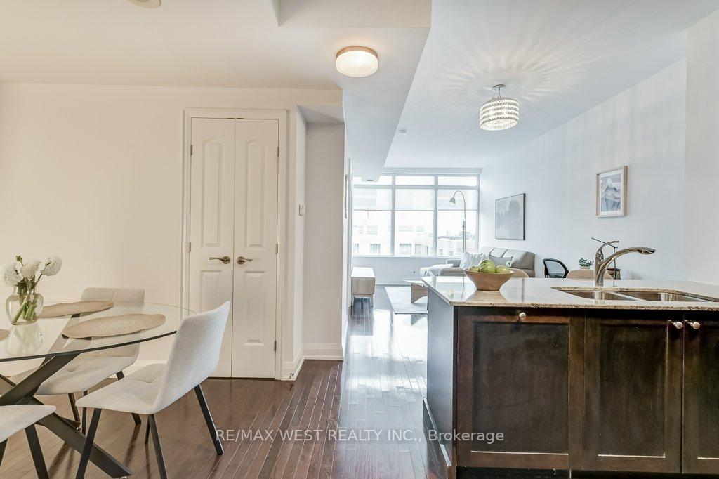 Photo 4 of Unit 818, 1 Bedford Road, Toronto, The Annex — HOMEH