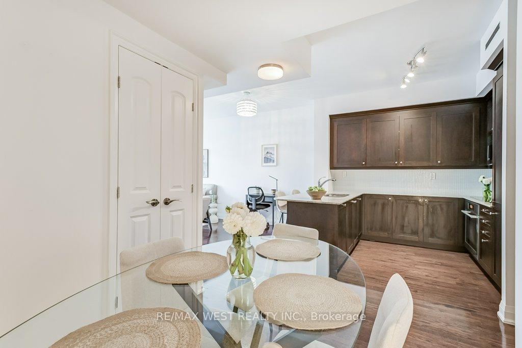 Photo 6 of Unit 818, 1 Bedford Road, Toronto, The Annex — HOMEH