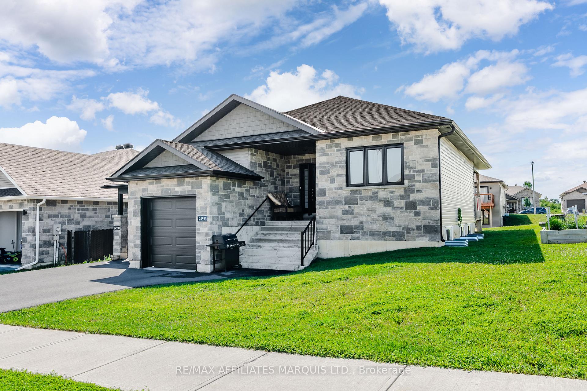 Photo 3 of 2459 Watson Crescent, Cornwall, Cornwall — HOMEH