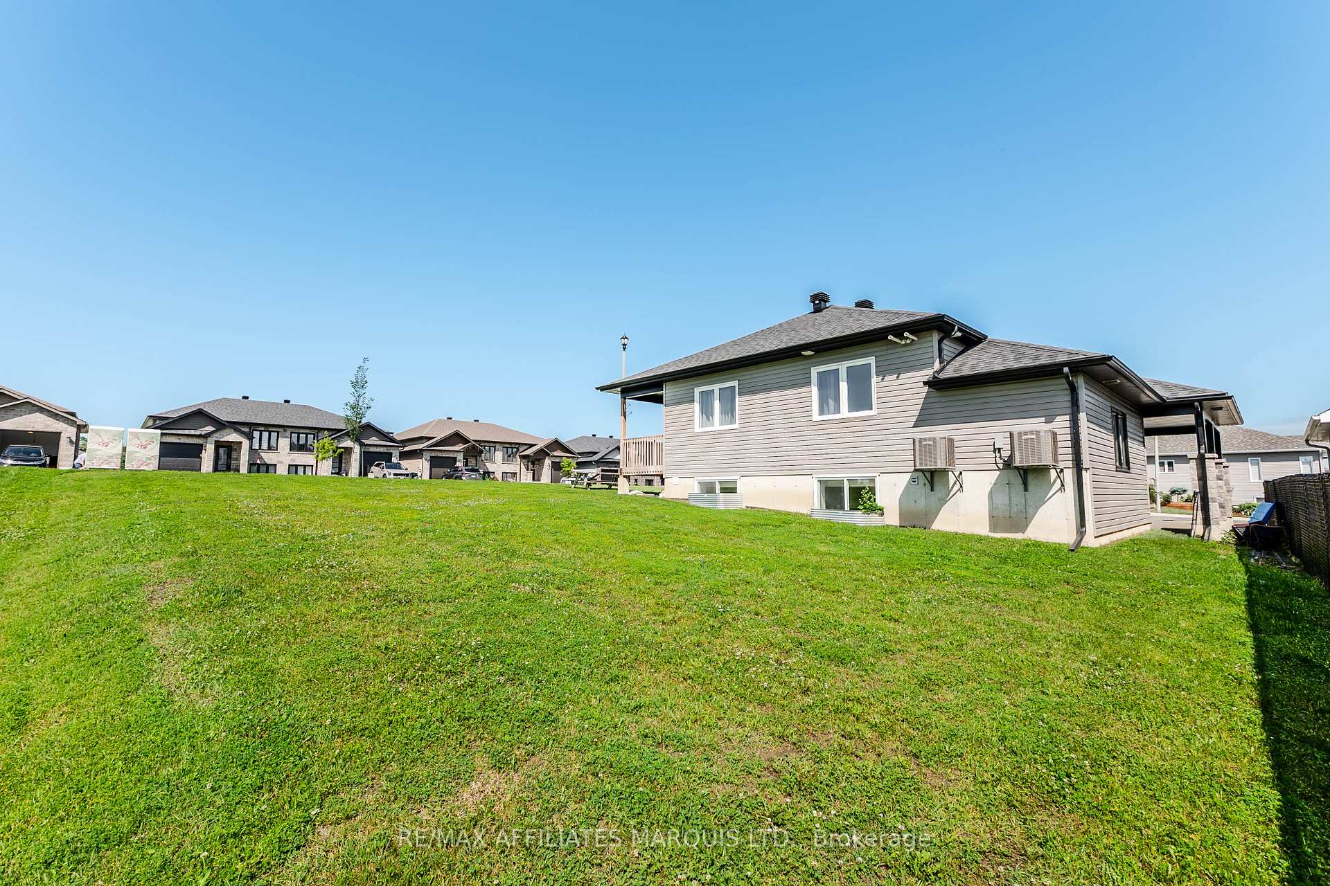Photo 27 of 2459 Watson Crescent, Cornwall, Cornwall — HOMEH