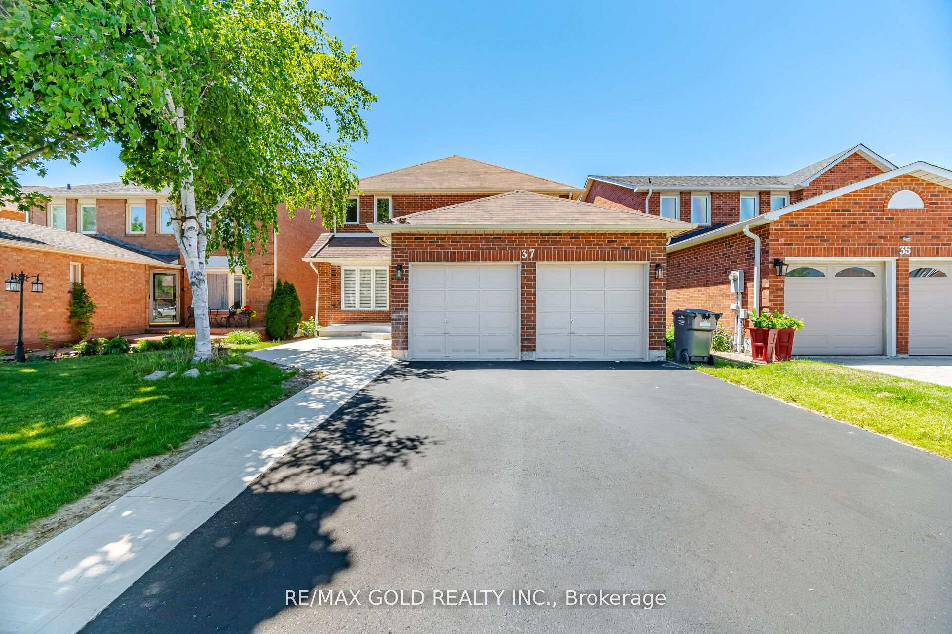 Photo 2 of 37 Lord Simcoe Drive, Brampton, Westgate — HOMEH