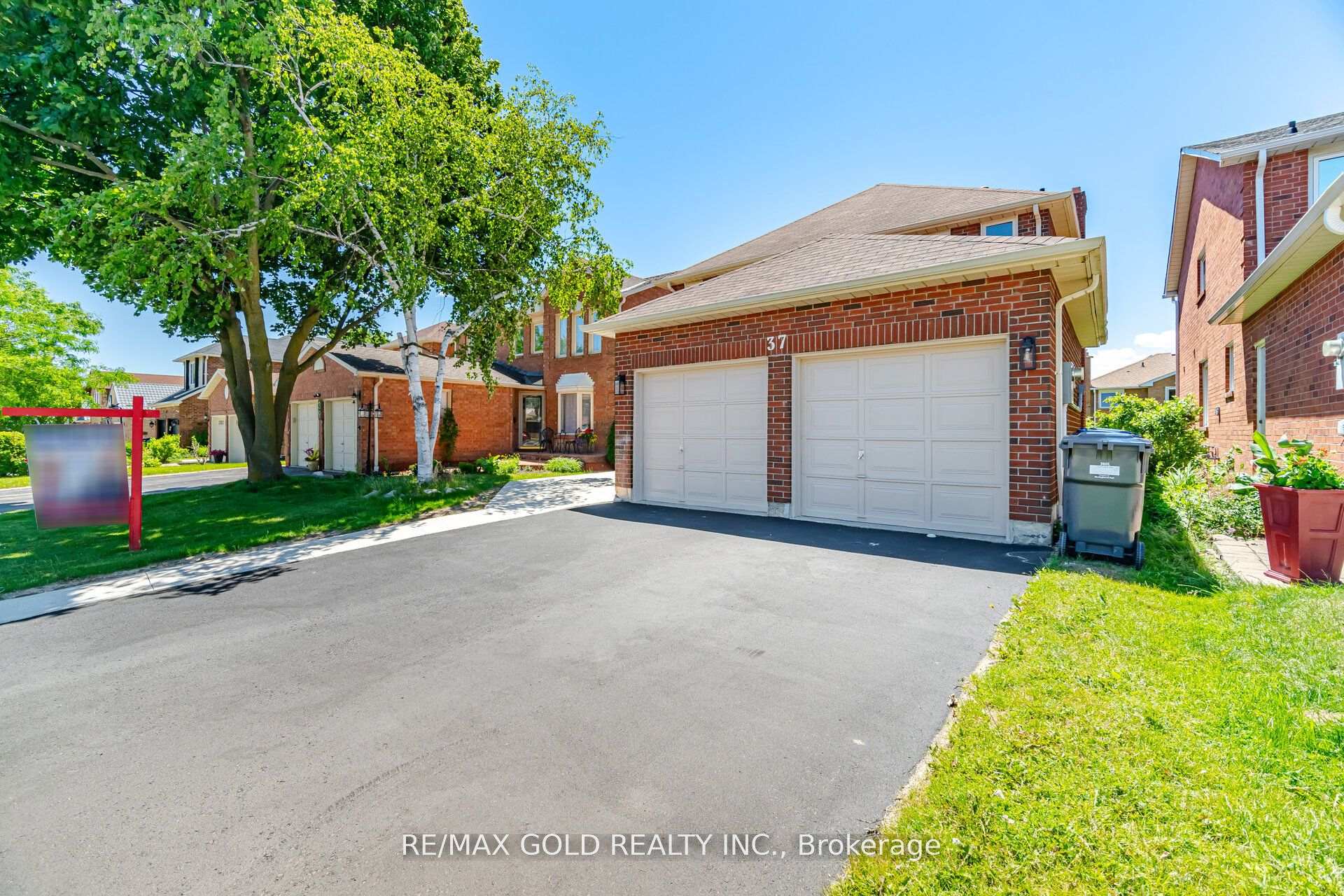 Photo 3 of 37 Lord Simcoe Drive, Brampton, Westgate — HOMEH