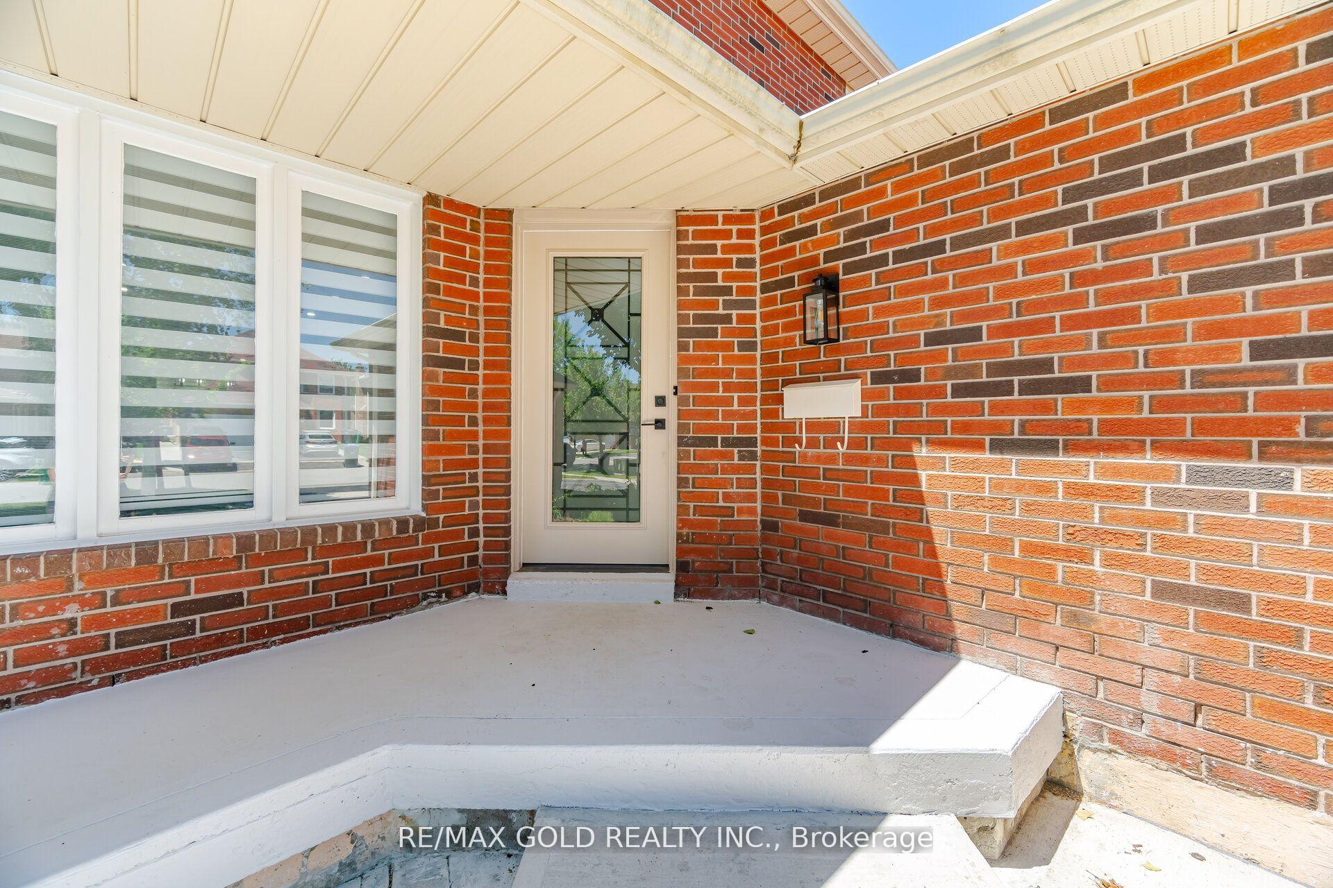 Photo 5 of 37 Lord Simcoe Drive, Brampton, Westgate — HOMEH